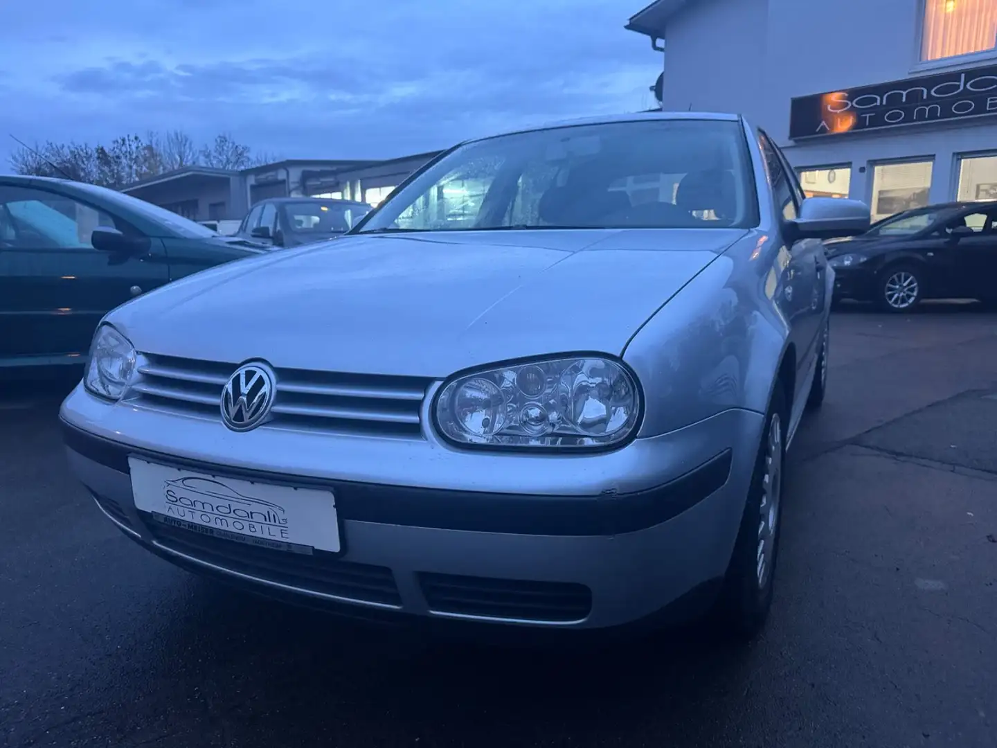 Volkswagen Golf 1,6 FSI Champ*SEHR GEPFLEGT*ZAHNR.+WP NEU Silber - 1
