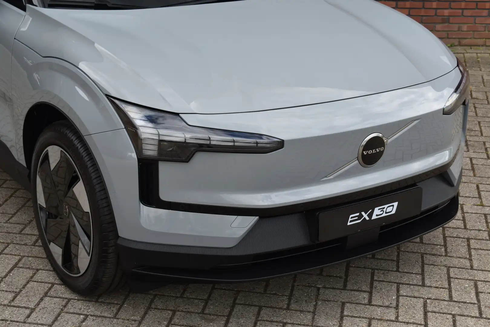Volvo EX30 272PK Extended Range Plus 69 kWh | Climate | € 600 Grijs - 2
