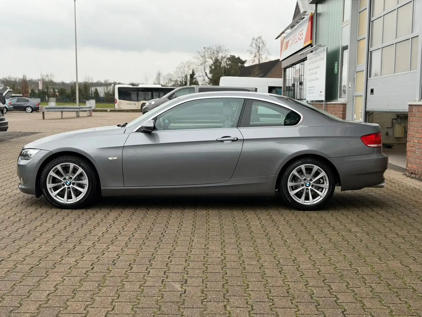 BMW 325 i Coupe Autoamtik e92 1.HAND NUR 45000KM Grau - 2