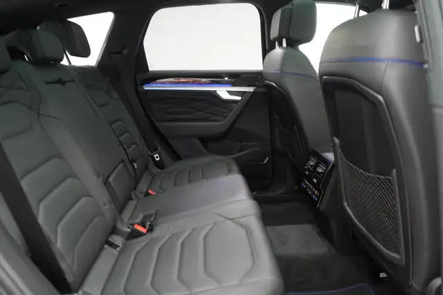 Volkswagen Touareg view 8