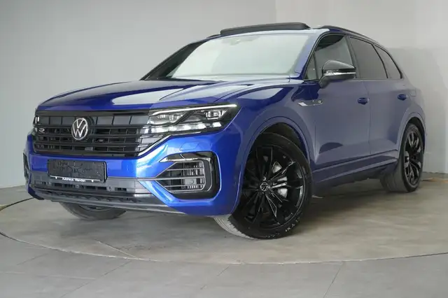 Volkswagen Touareg view 3