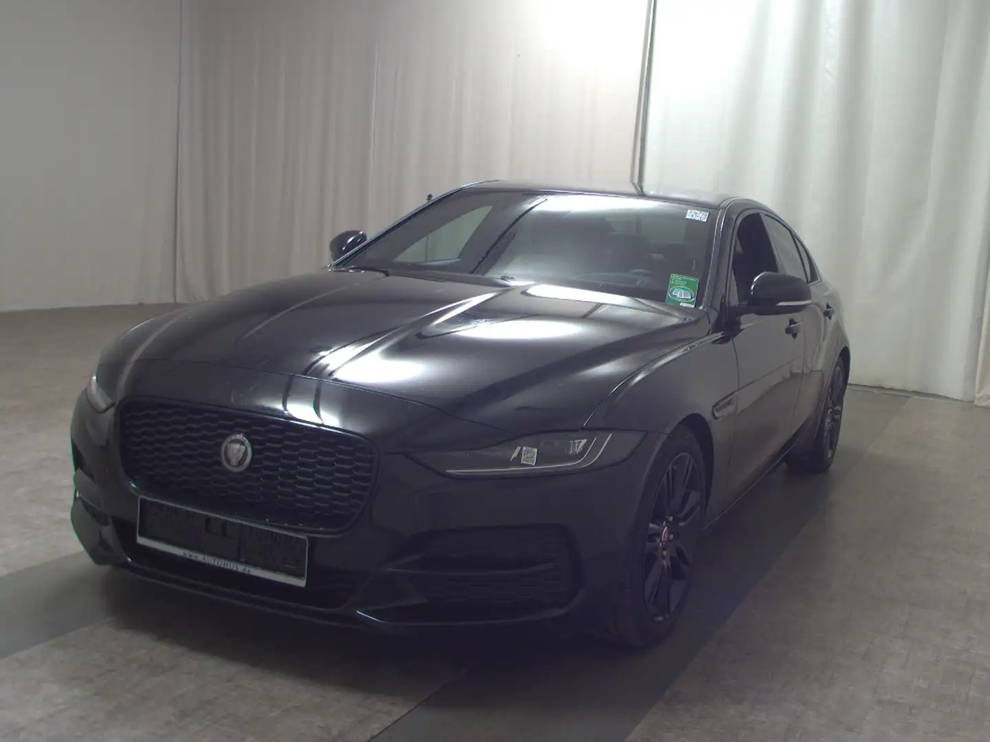 Jaguar XE D 200 AWD HSE Leder Navi-Pro LED HuD RFK Shz Noir - 2