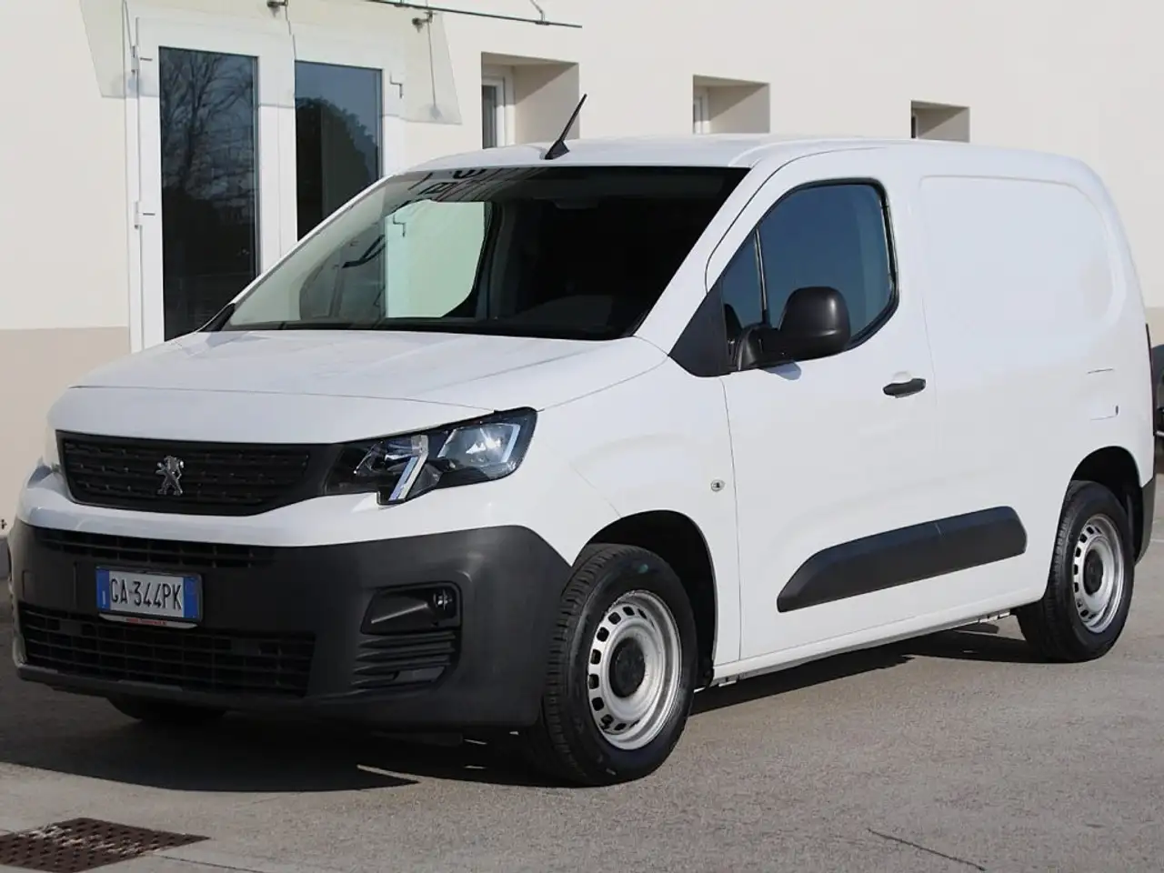 Peugeot Partner BlueHDi 100 S&S PC Furgone Premium — photo 1 of 15