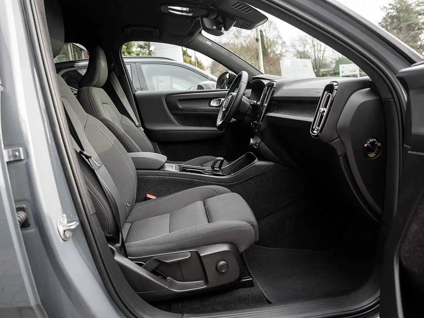 Volvo XC40 Recharge Core Grau - 2