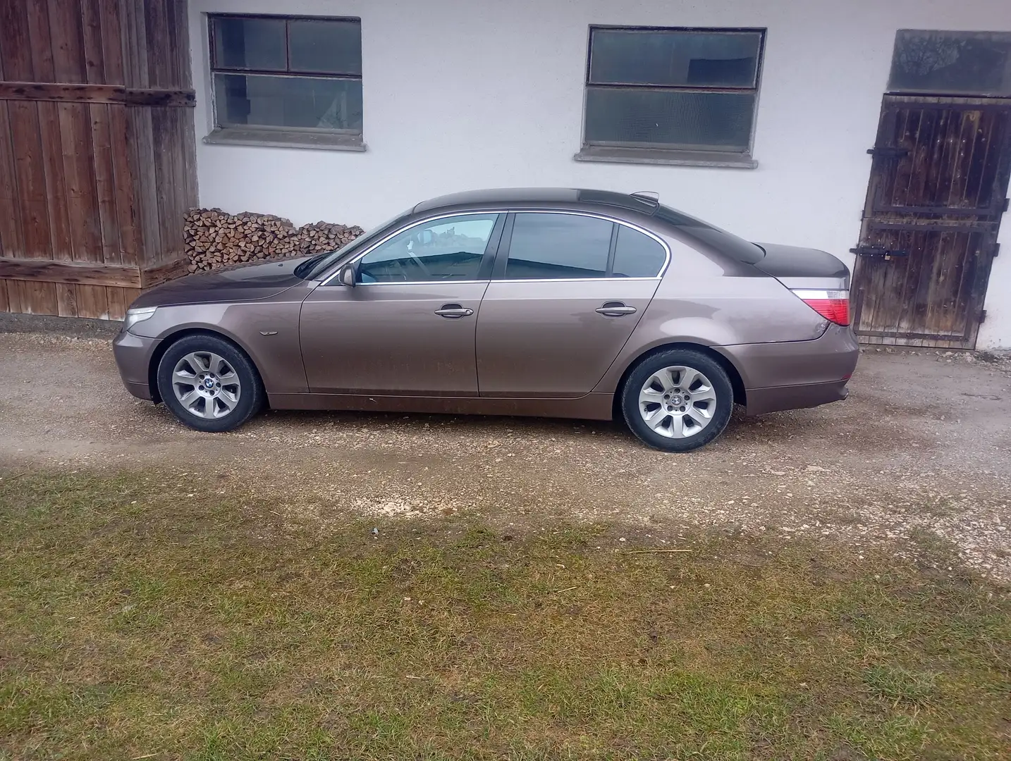 BMW 525 525i Бежевий - 1