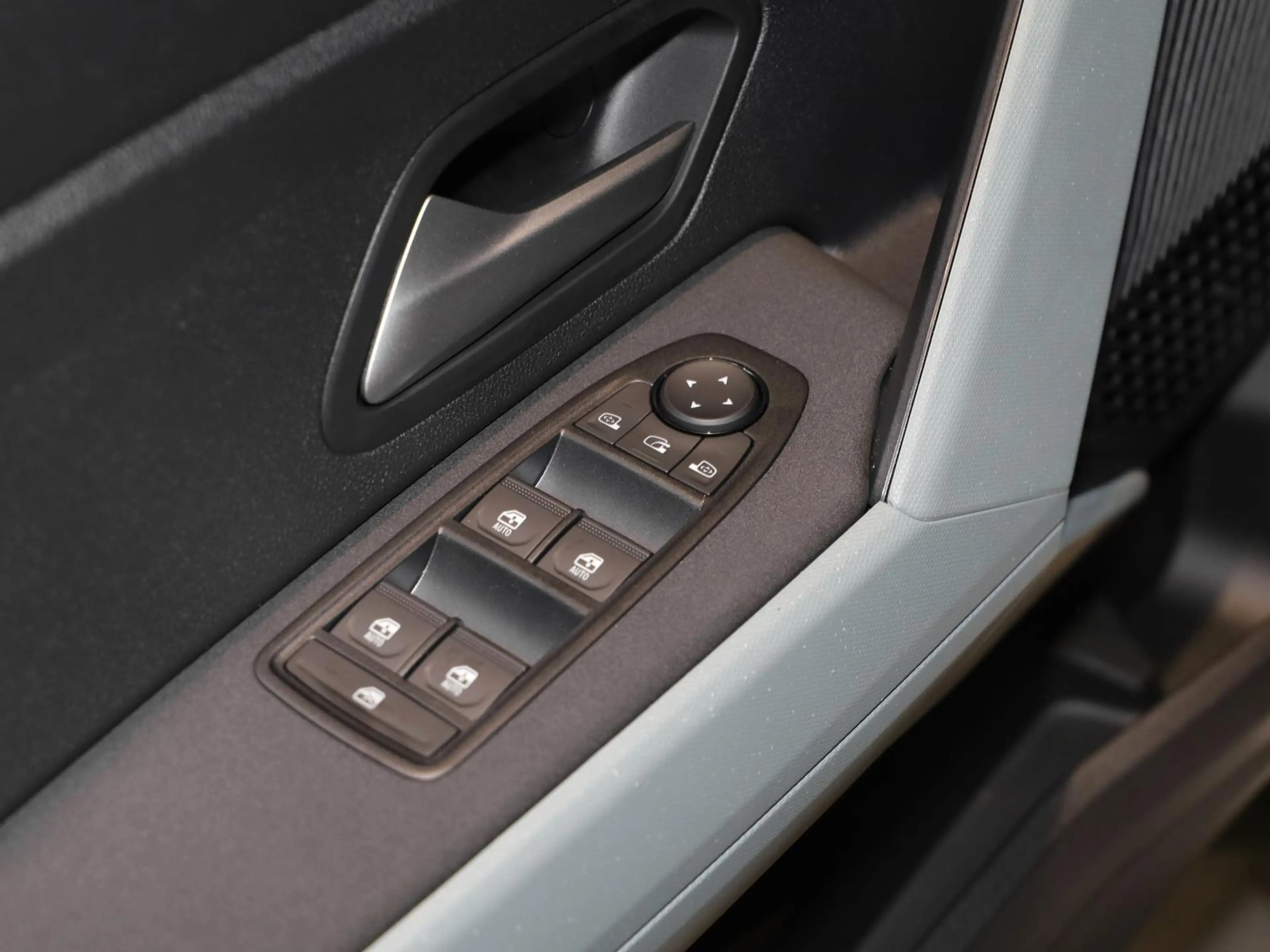 Dacia Duster Extreme hybrid-G 150 4x4 NAVI SHZ PDC LHZ — photo 13