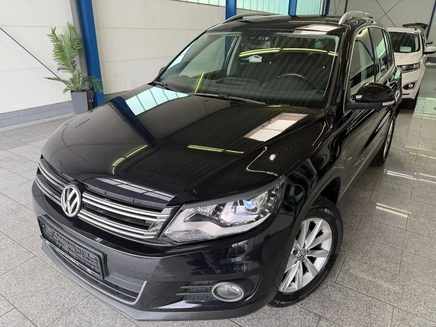 Volkswagen Tiguan 2.0 TDI*DSG*SPORT*4MOT*PANO*RFK*NAV*BI-XE Schwarz - 1