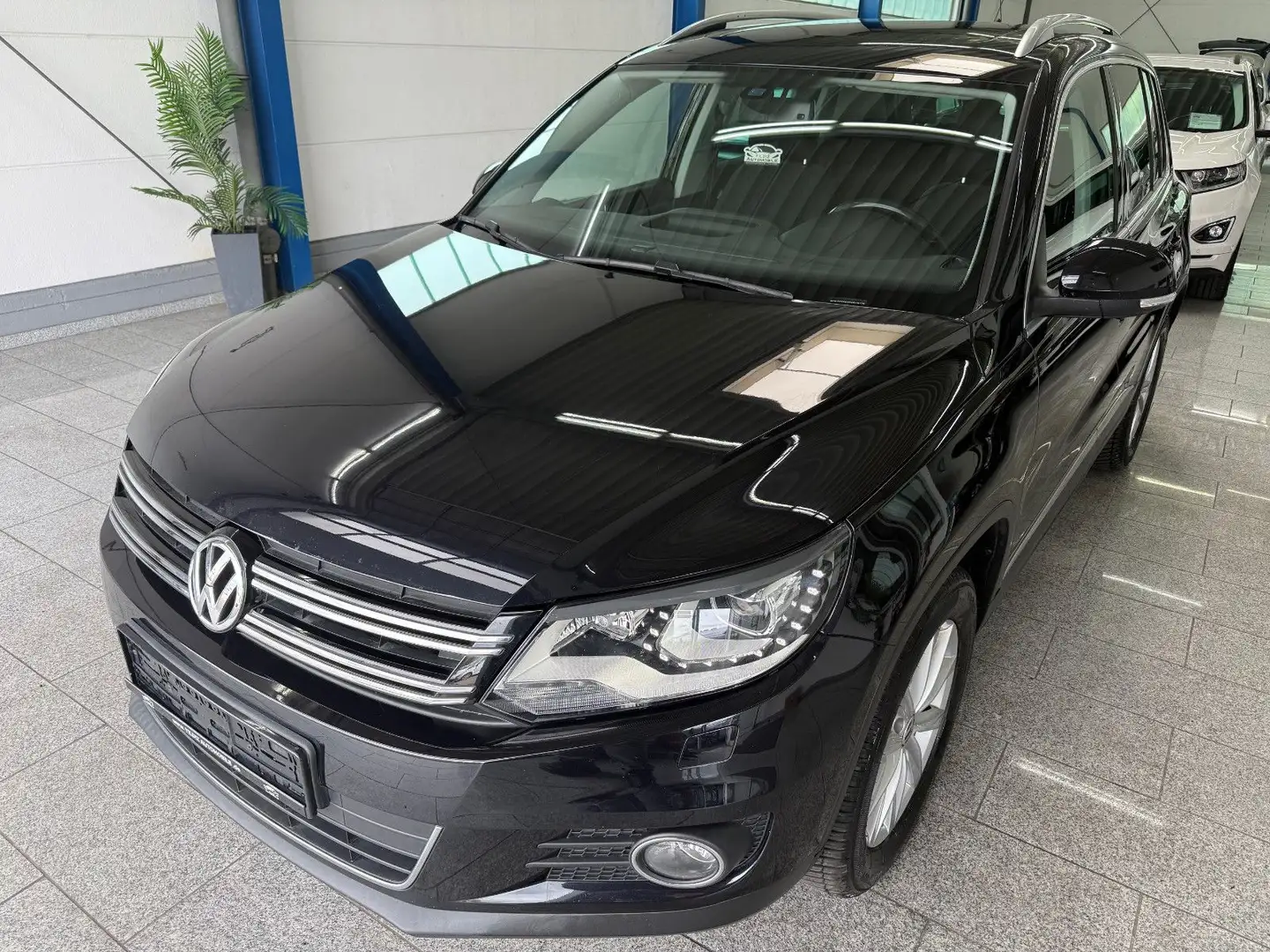 Volkswagen Tiguan 2.0 TDI*DSG*SPORT*4MOT*PANO*RFK*NAV*BI-XE Schwarz - 2