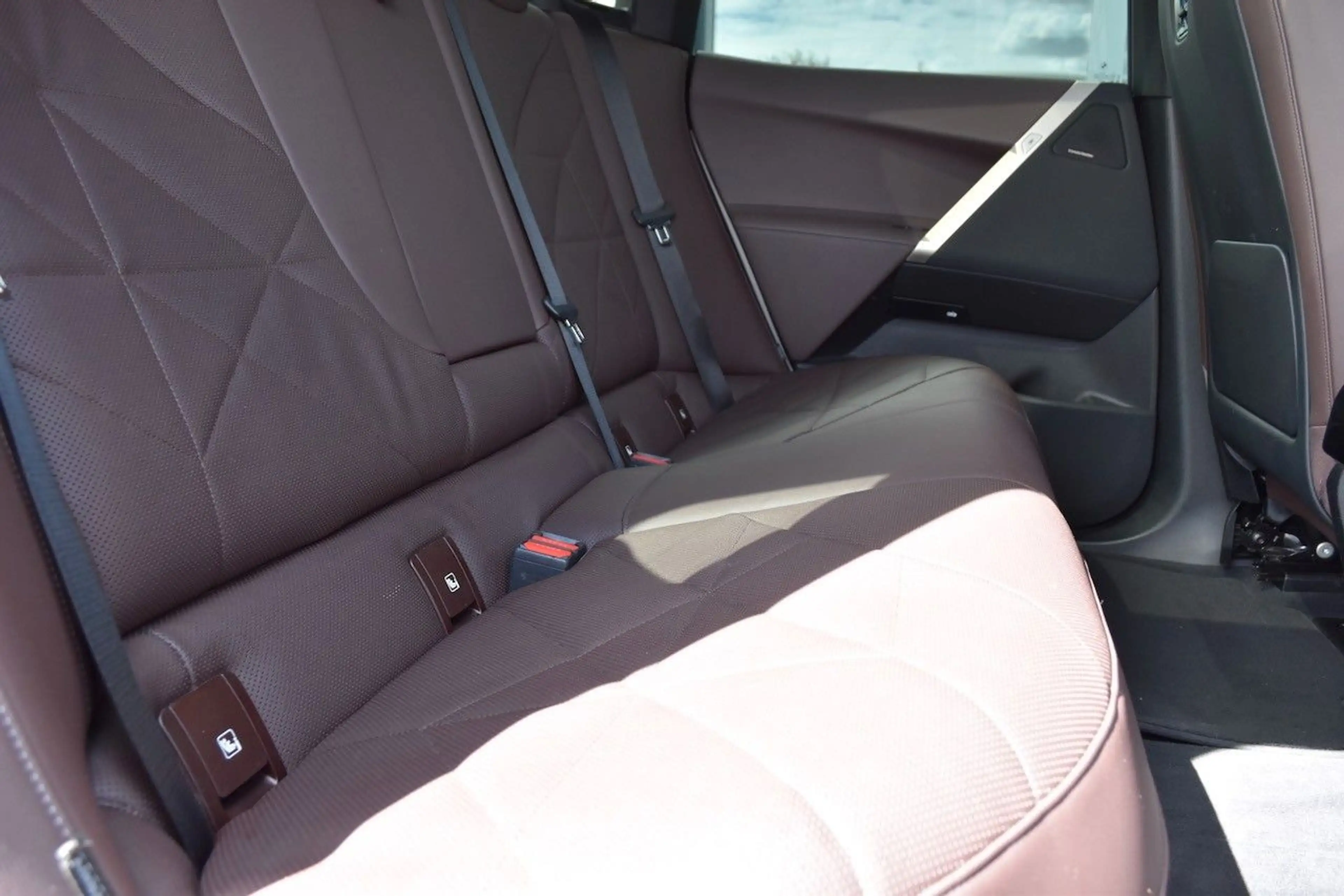 BMW iX xDRIVE40 SPORT SKYLOUNGE PRO-DRIVE H&K 1.HAND — photo 13