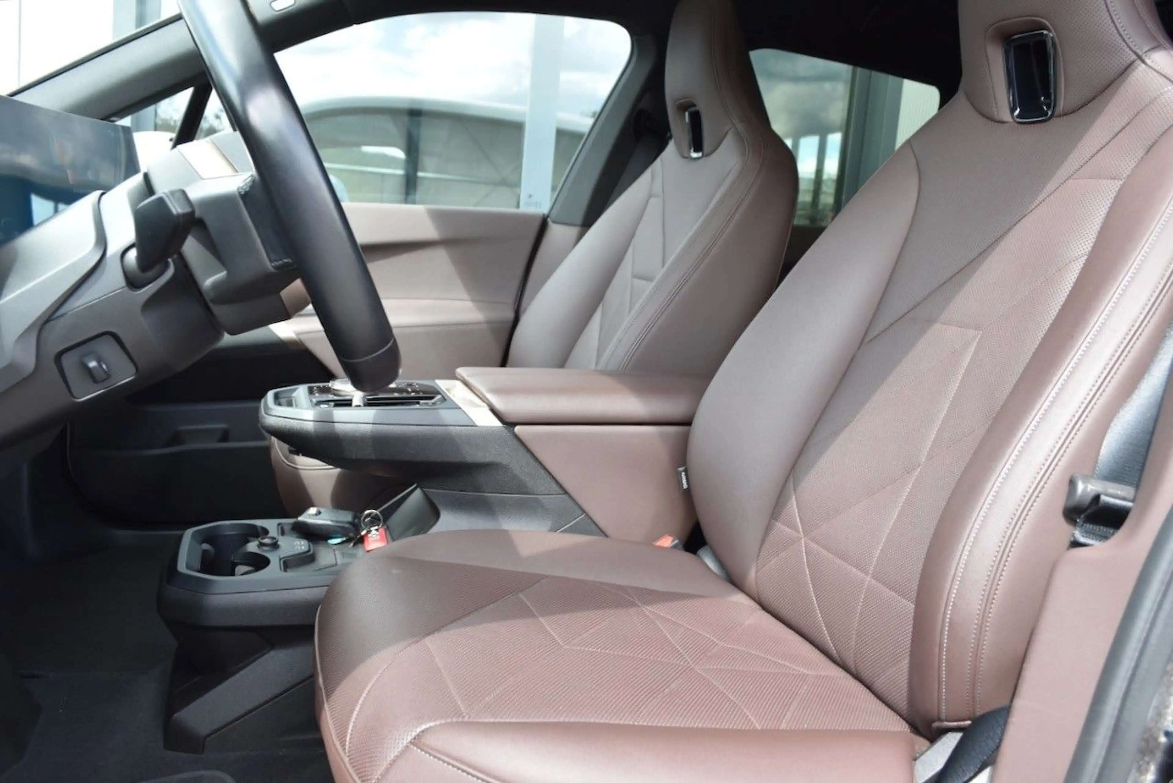 BMW iX xDRIVE40 SPORT SKYLOUNGE PRO-DRIVE H&K 1.HAND — photo 2