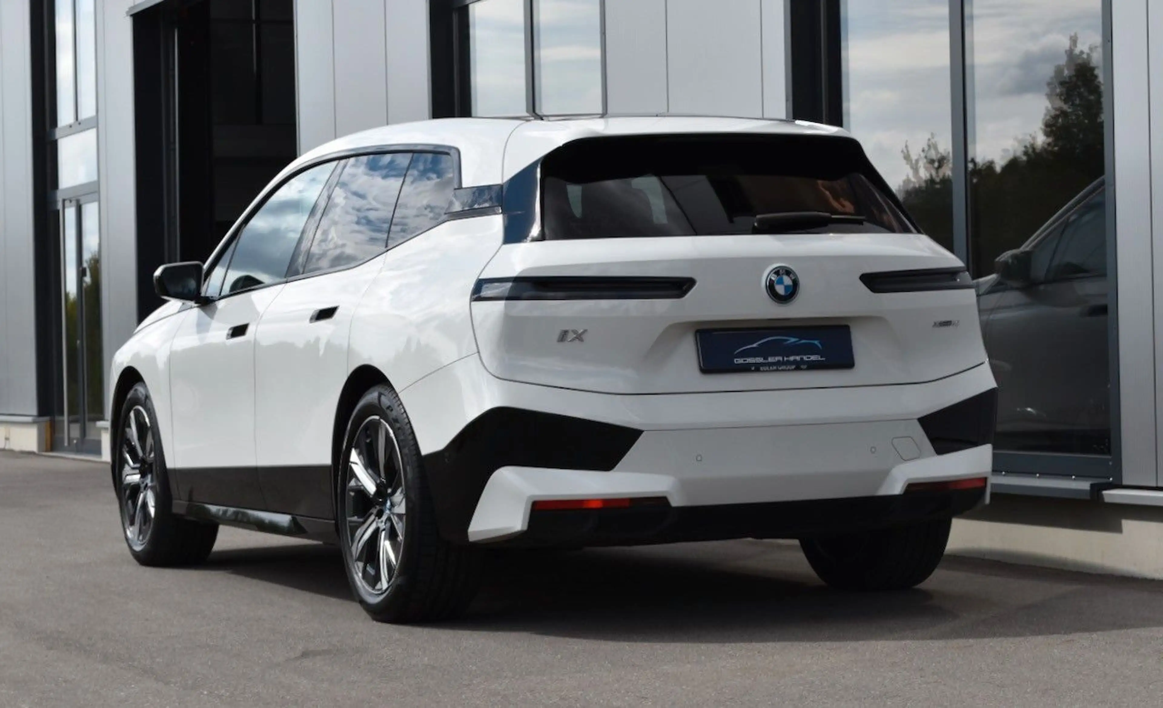 BMW iX xDRIVE40 SPORT SKYLOUNGE PRO-DRIVE H&K 1.HAND — photo 6