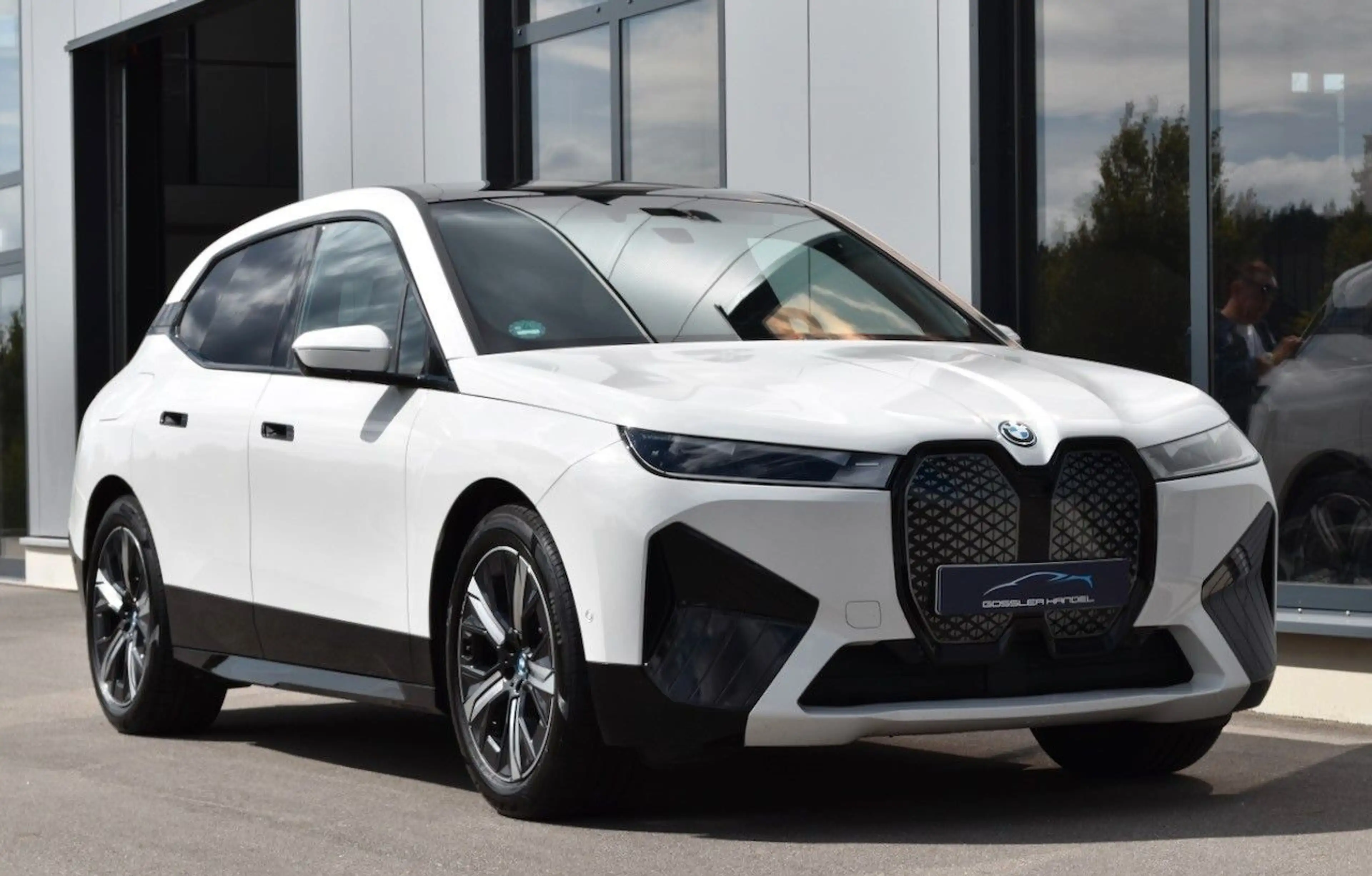 BMW iX xDRIVE40 SPORT SKYLOUNGE PRO-DRIVE H&K 1.HAND — photo 4