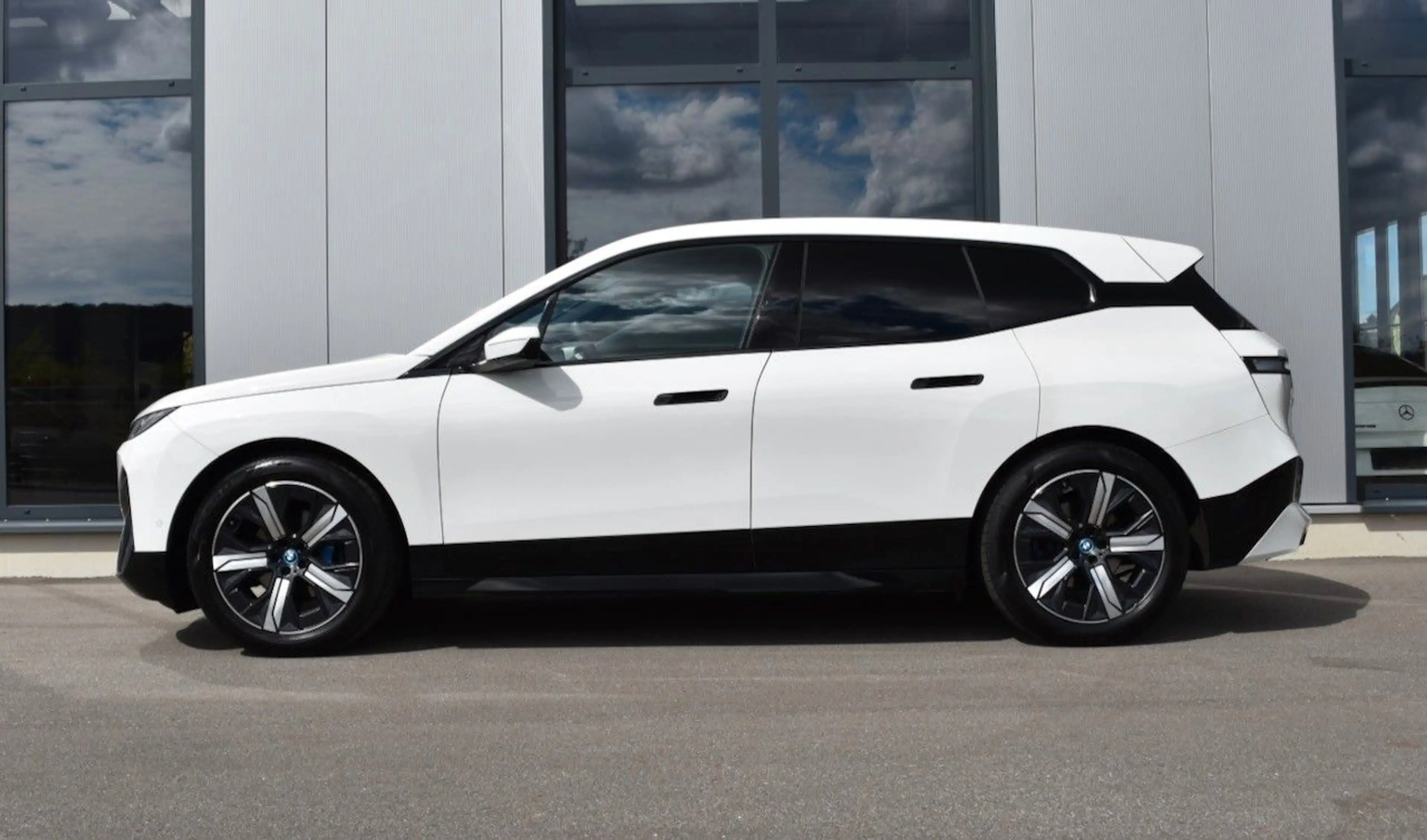 BMW iX xDRIVE40 SPORT SKYLOUNGE PRO-DRIVE H&K 1.HAND — photo 8