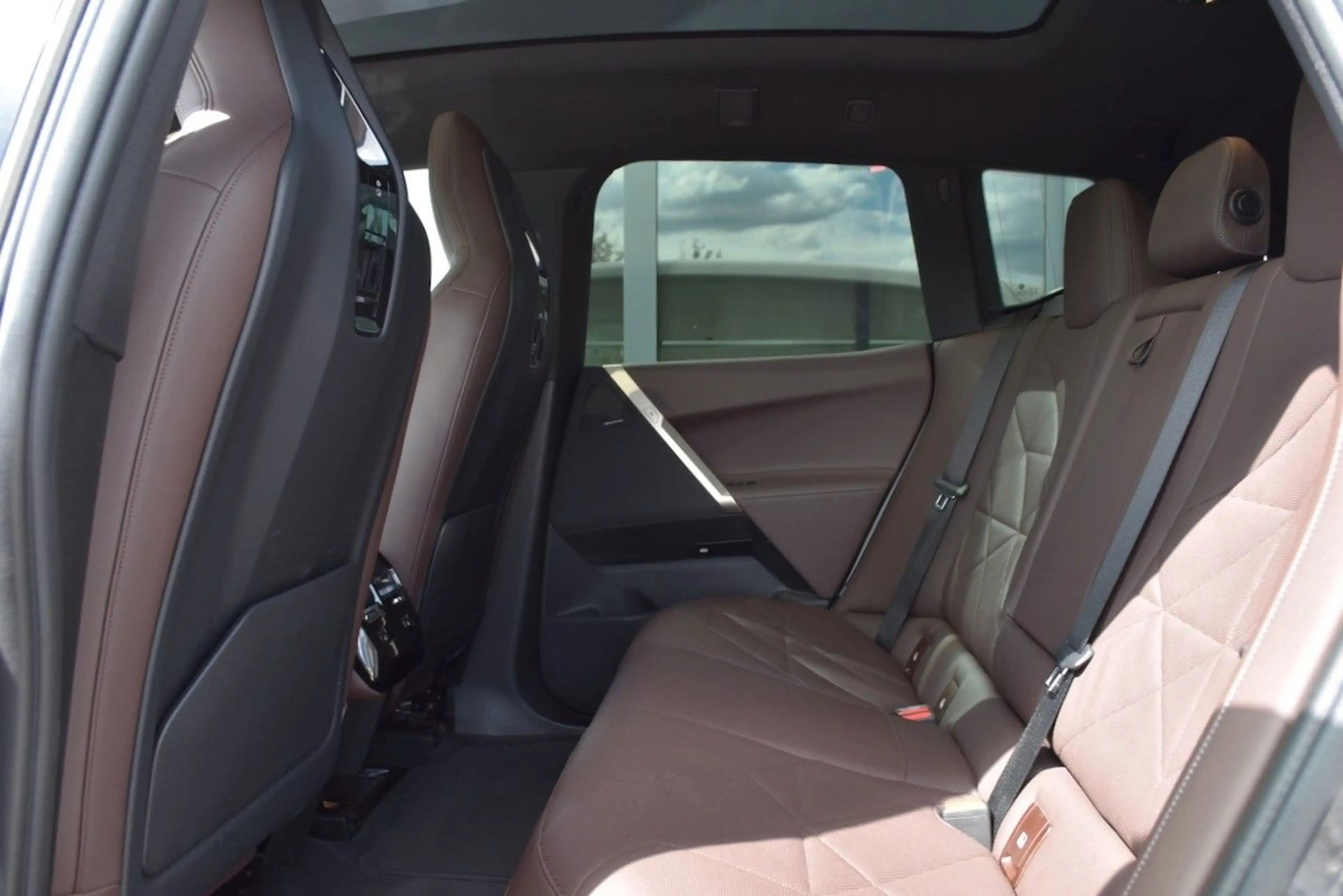 BMW iX xDRIVE40 SPORT SKYLOUNGE PRO-DRIVE H&K 1.HAND — photo 9