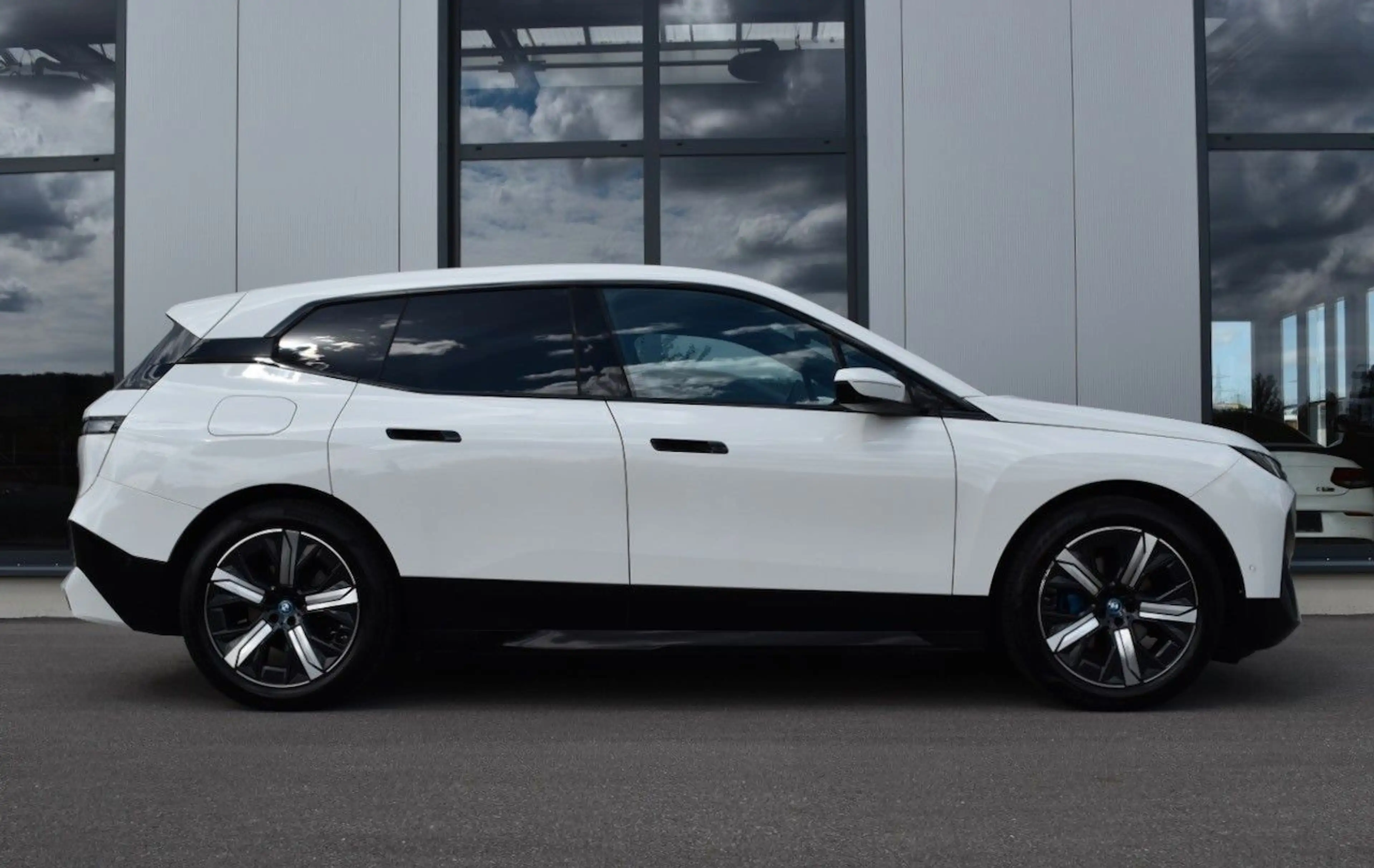 BMW iX xDRIVE40 SPORT SKYLOUNGE PRO-DRIVE H&K 1.HAND — photo 12