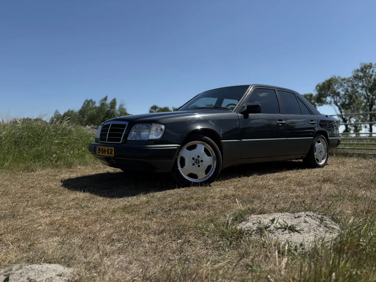 Mercedes-Benz 260 260E - 1