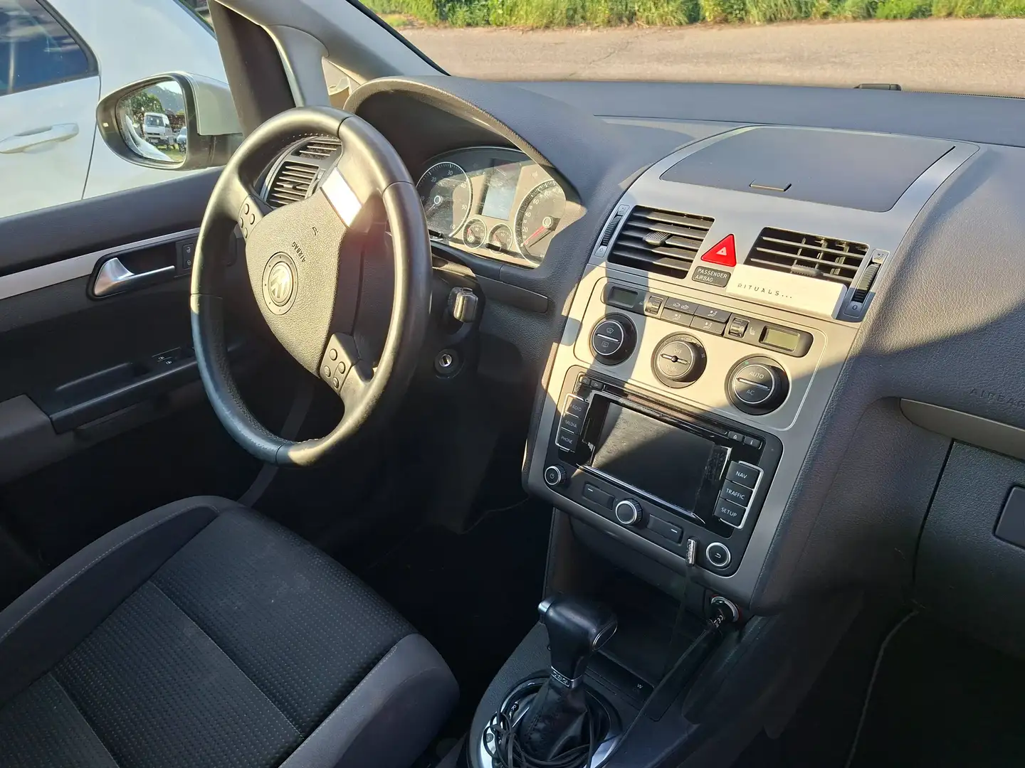 Volkswagen Touran Touran Trendline 1,9 TDI DPF DSG Trendline Silber - 2