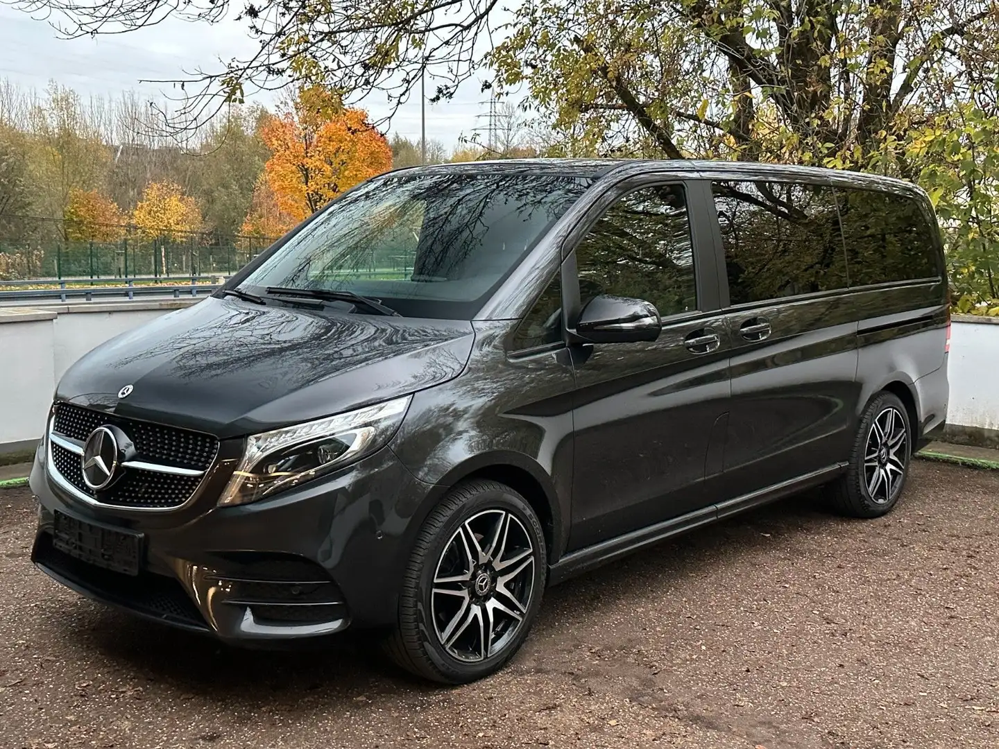 Mercedes-Benz V 300 d AVANTGARDE 4MATIC lang *AMG-Line* AHK Grau - 1