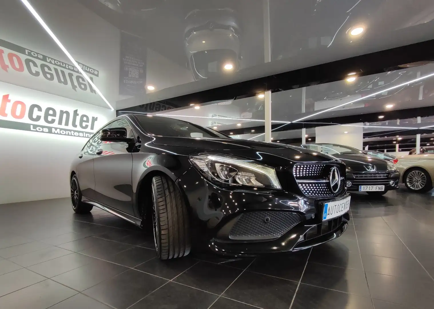 Mercedes-Benz CLA 180 Shooting Brake 7G-DCT Schwarz - 2