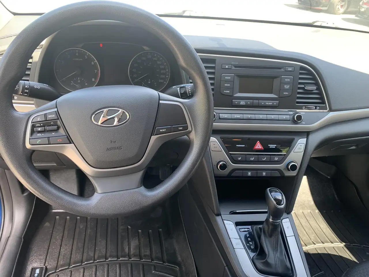 Hyundai ELANTRA photo Hyundai ELANTRA