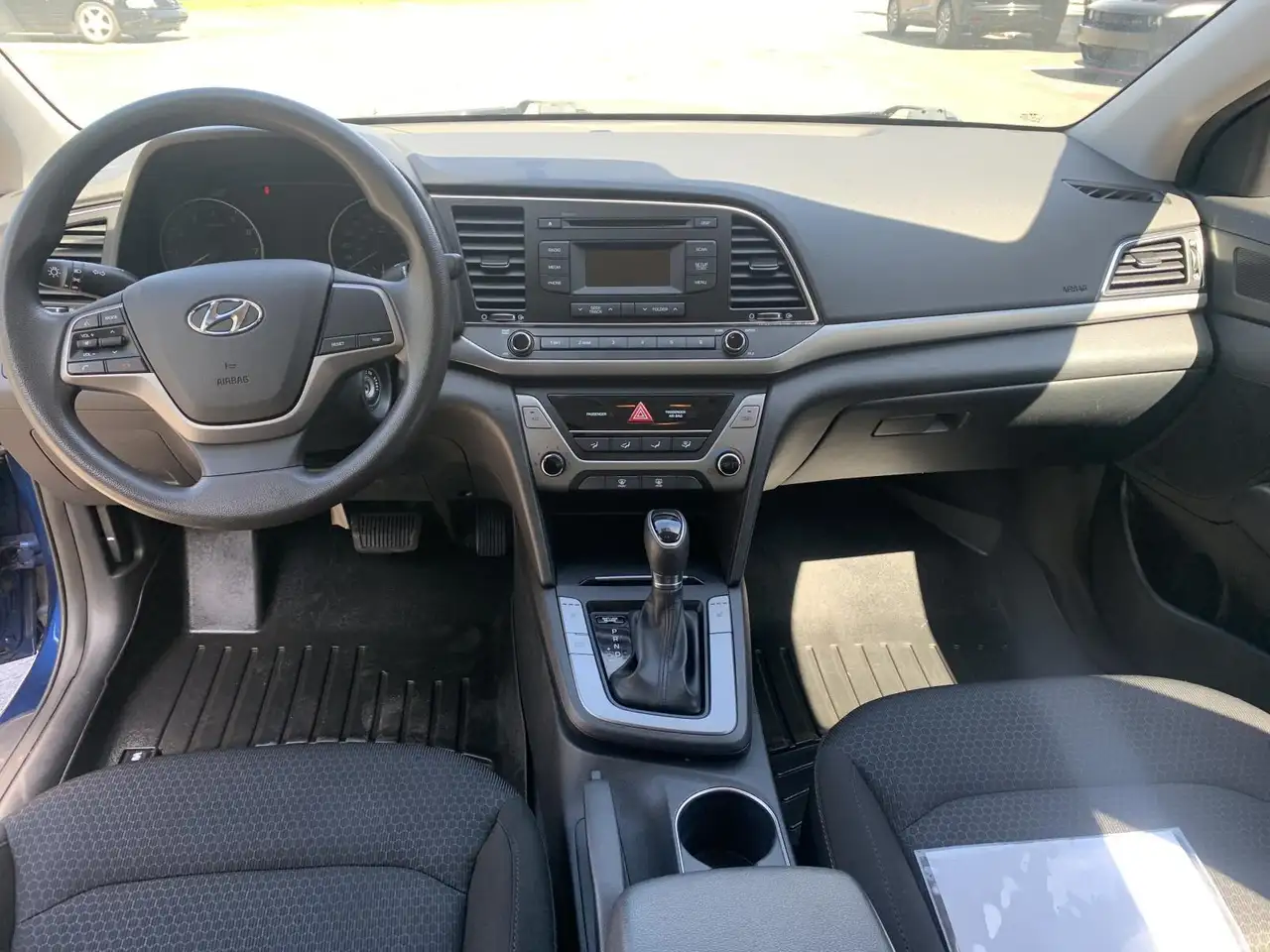 Hyundai ELANTRA photo Hyundai ELANTRA