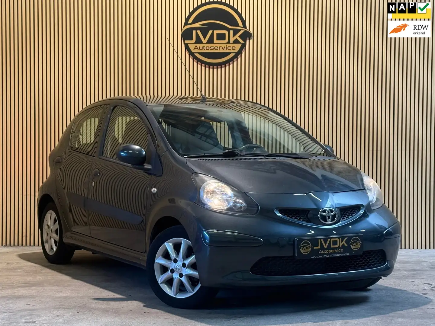 Toyota Aygo 1.0-12V/ LEDER/AIRCO/NAP/LM VELGEN/LAGE KM/UNIEK Grau - 1