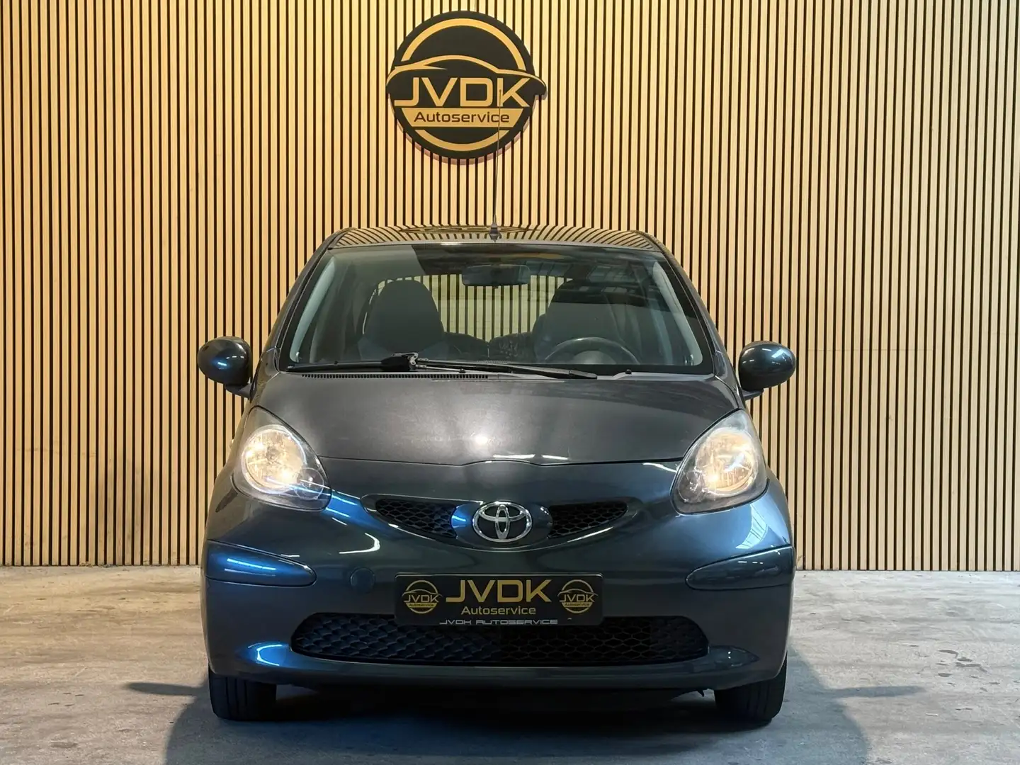Toyota Aygo 1.0-12V/ LEDER/AIRCO/NAP/LM VELGEN/LAGE KM/UNIEK Grau - 2