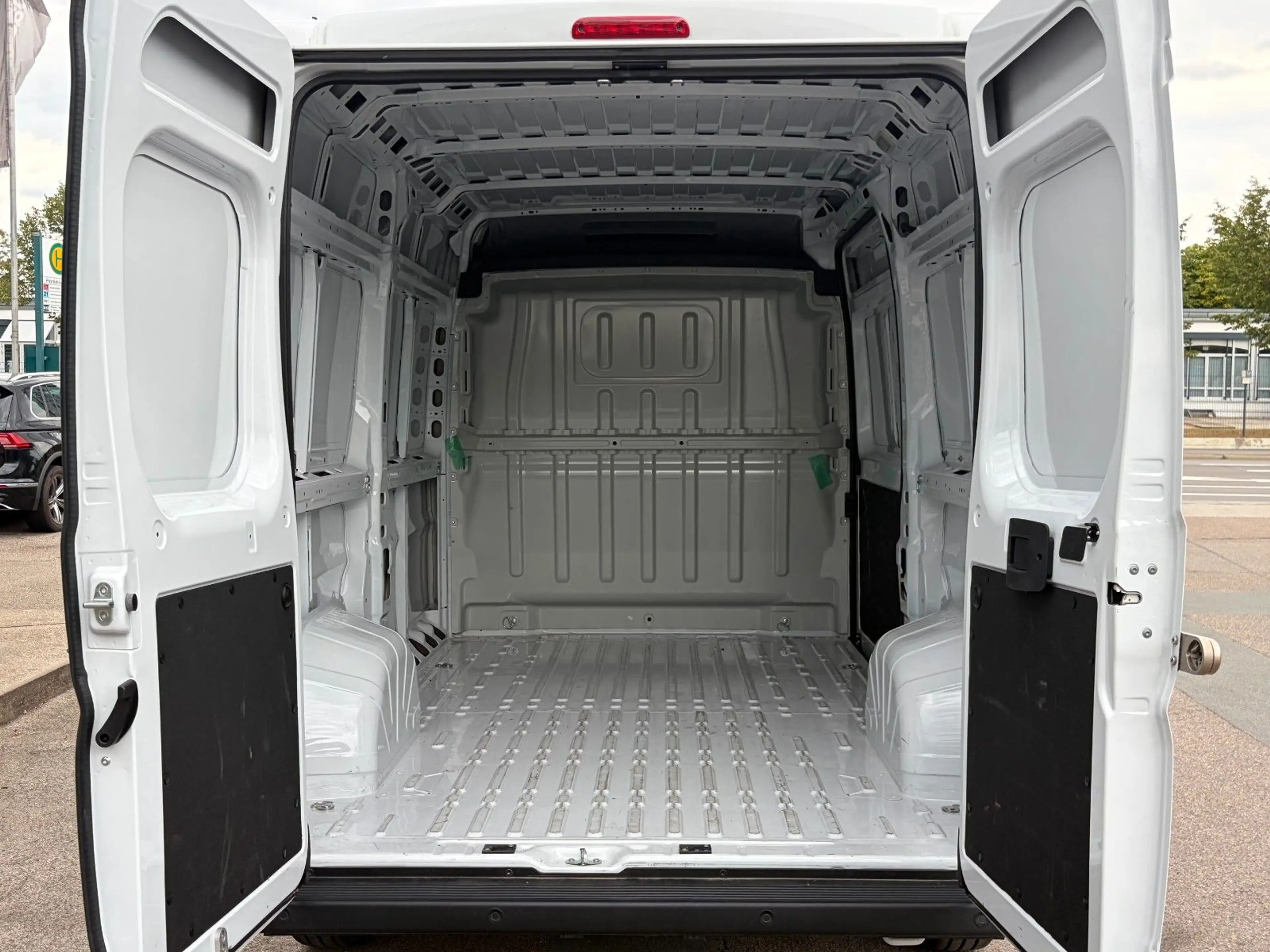 Peugeot Boxer 2.2 BlueHDi Kasten Hochraum 333 L2H2 140 — photo 11