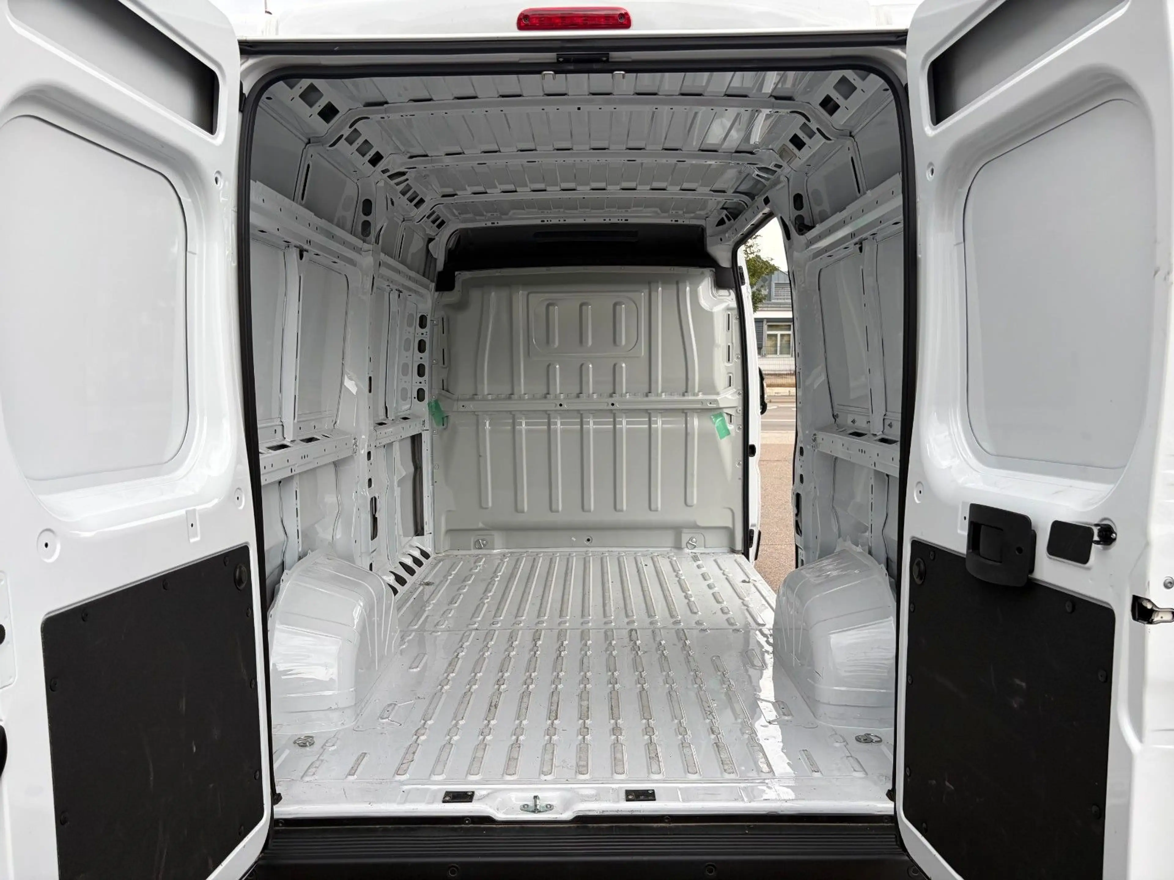 Peugeot Boxer 2.2 BlueHDi Kasten Hochraum 333 L2H2 140 — photo 12