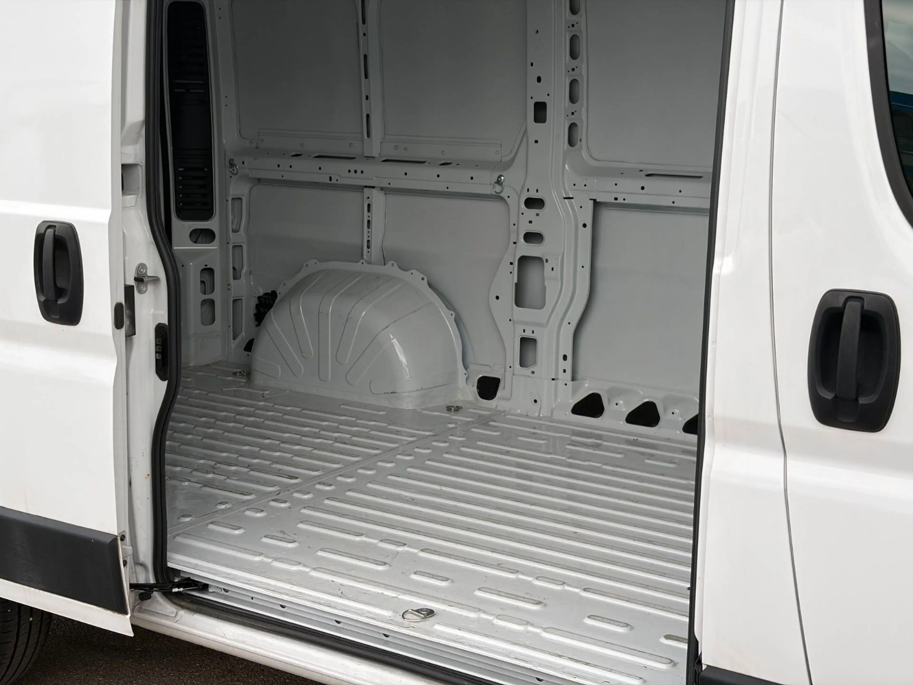 Peugeot Boxer 2.2 BlueHDi Kasten Hochraum 333 L2H2 140 — photo 13