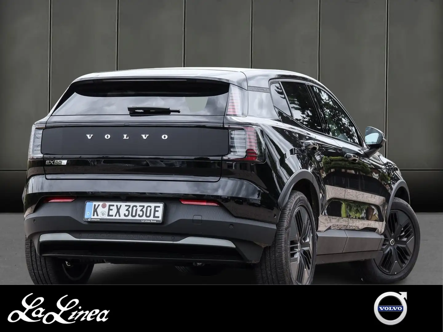 Volvo EX30 Cross Country Twin Motor Performance AWD Ultra Noir - 2