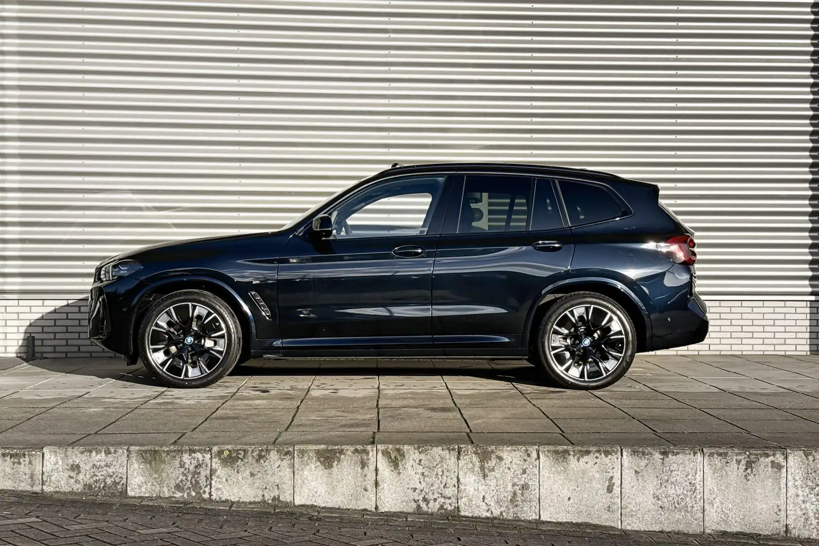 BMW iX3 High Executive High Executive / Parking Pack / Saf Zwart - 2