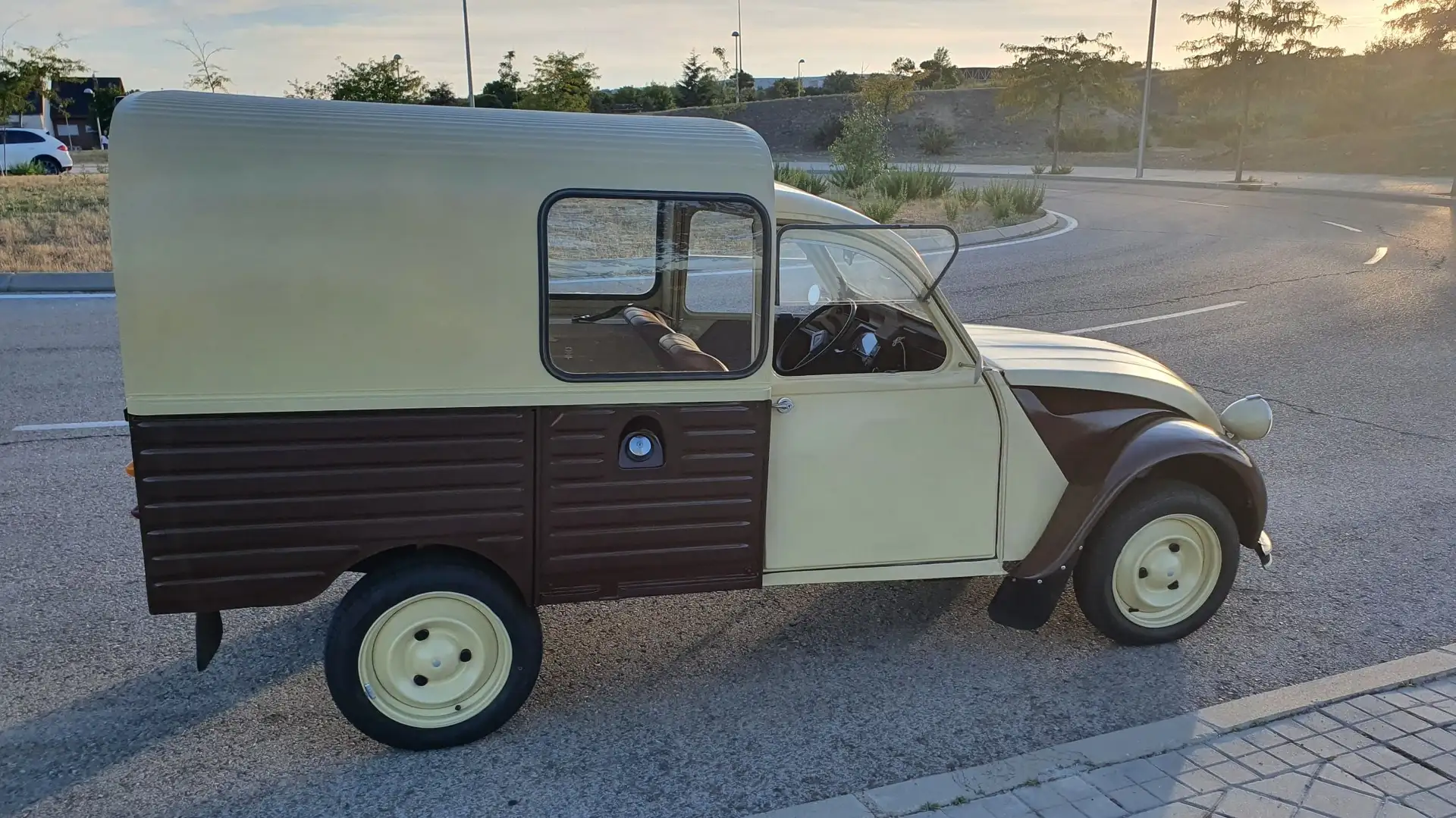 Citroen 2CV AKS400 bež - 2