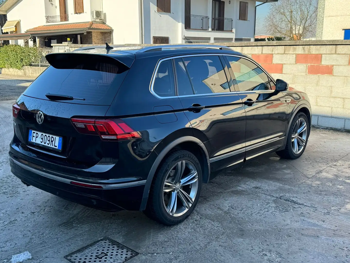 Volkswagen Tiguan Tiguan II 2016 1.4 tsi RLINE  125cv Nero - 2