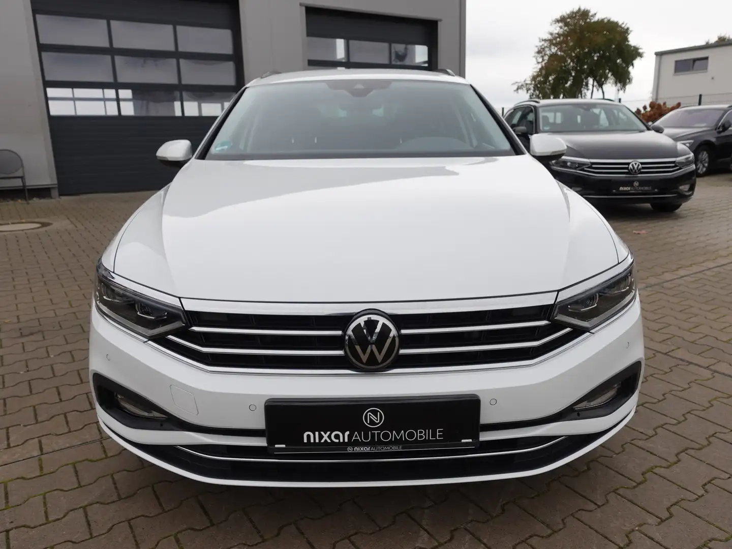 Volkswagen Passat Variant 2,0 TDI Variant Business DSG/AHK/Standhzg/DigiTach Weiß - 2