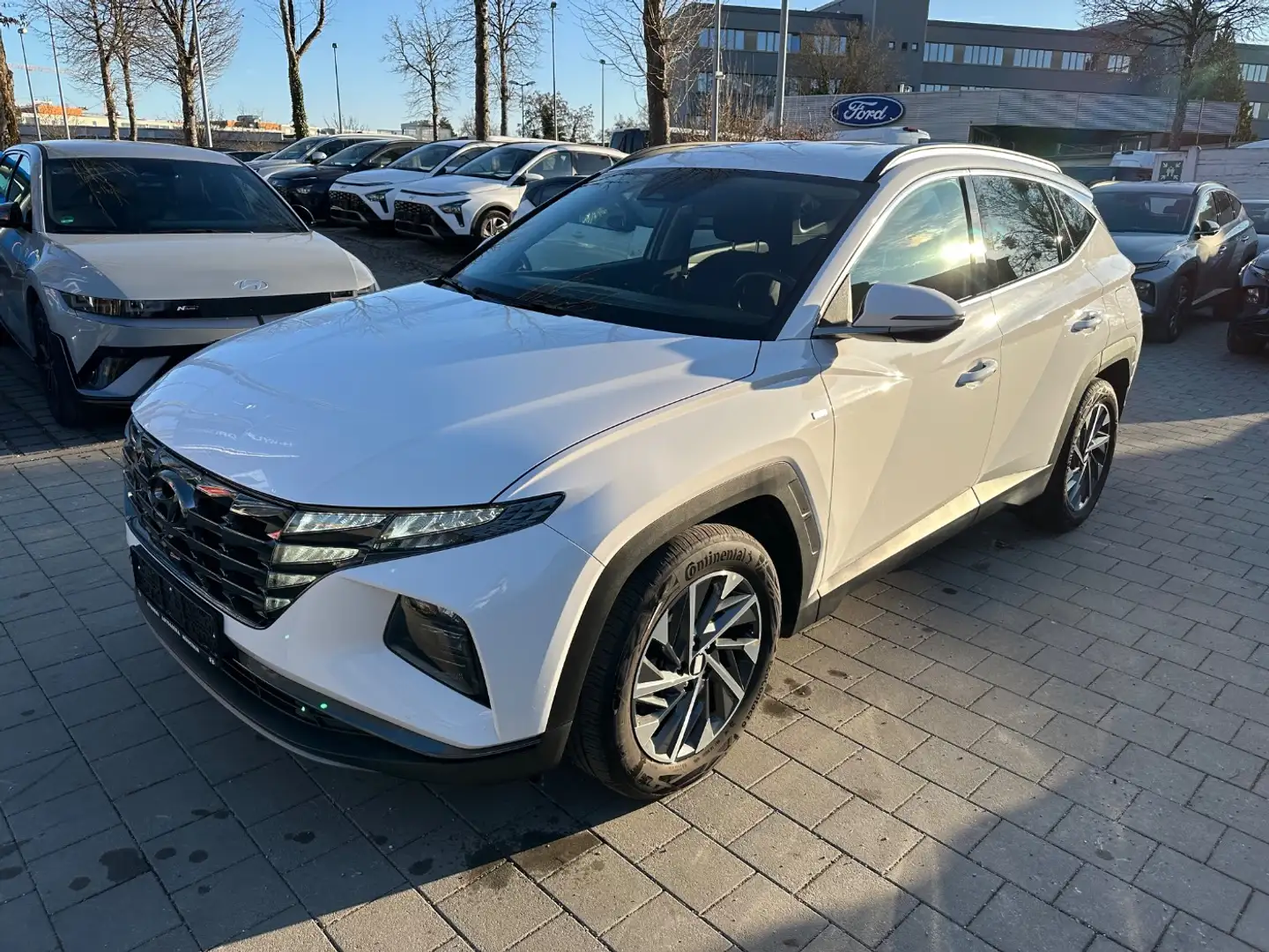 Hyundai TUCSON 1.6 CRDi Select Allrad Automatik Navi Weiß - 2