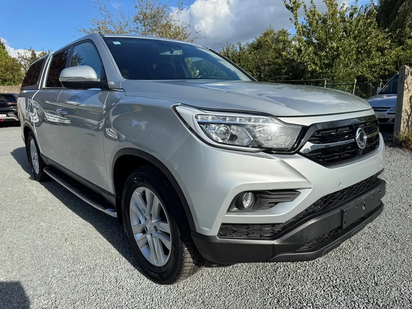 SsangYong Musso e-XDi220 SAPPHIRE 4WD AUT 21400+21%btw Silber - 2