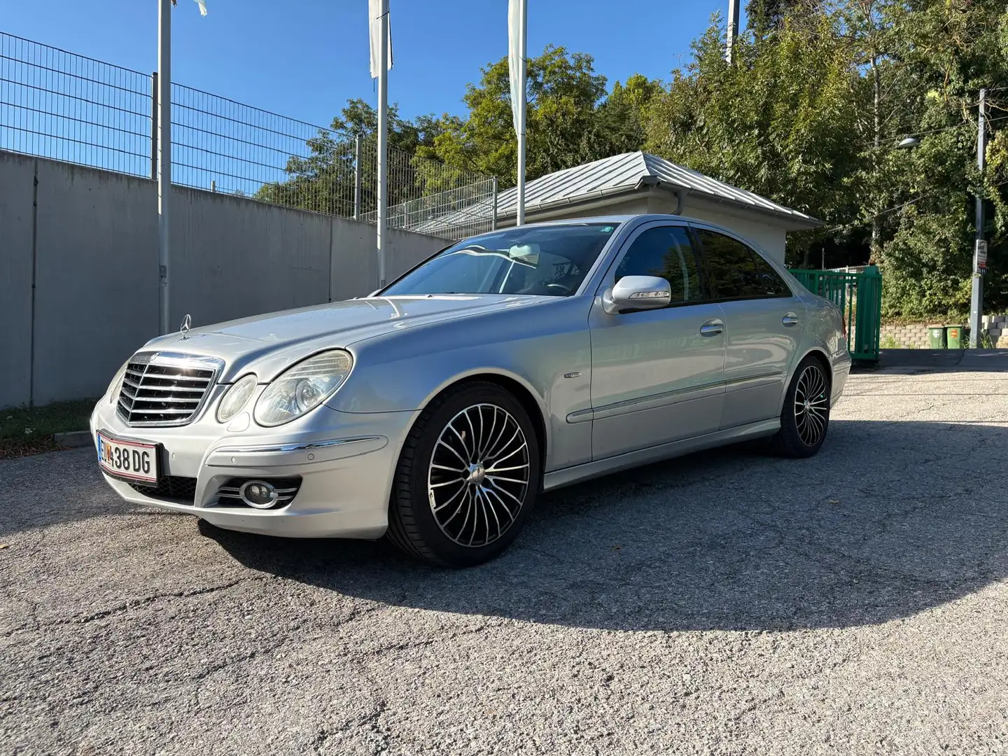 Mercedes-Benz E 200 E 200 NGT Avantgarde Aut. Avantgarde Silber - 1