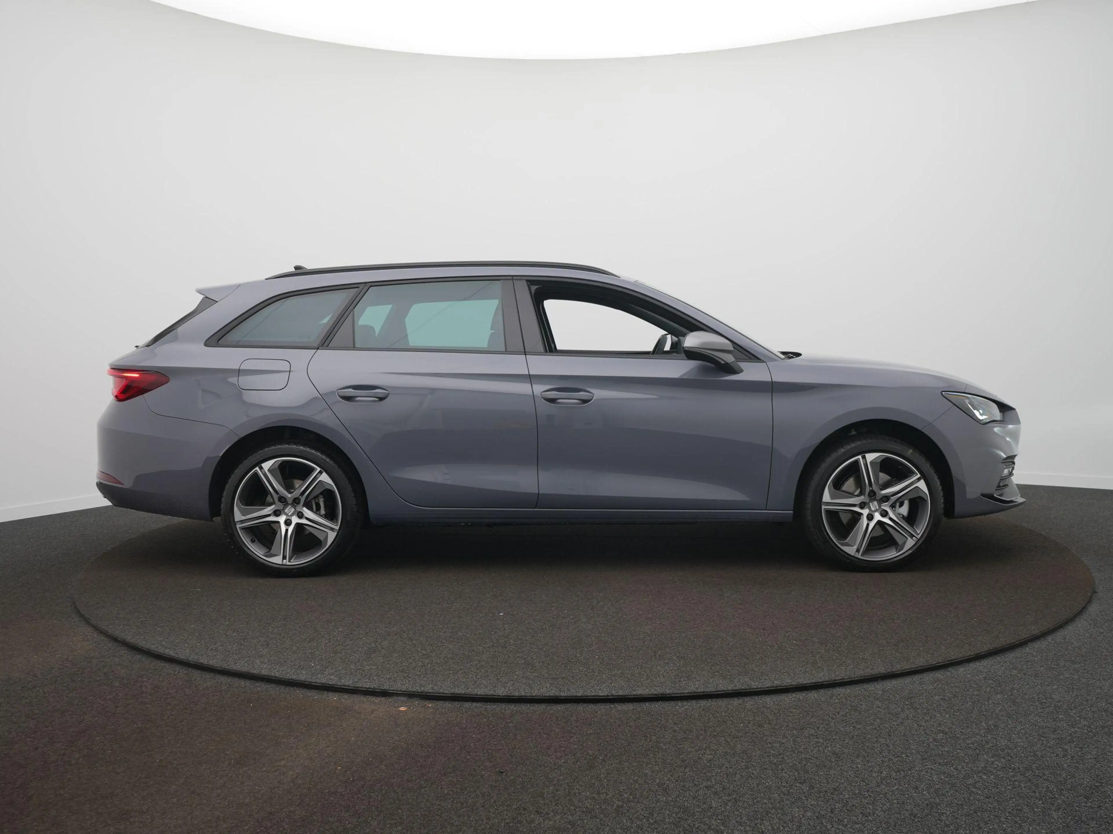 SEAT Leon e-Hybrid Sportstourer FR Business 1.5 TSI eHybrid 150 kW / — photo 4