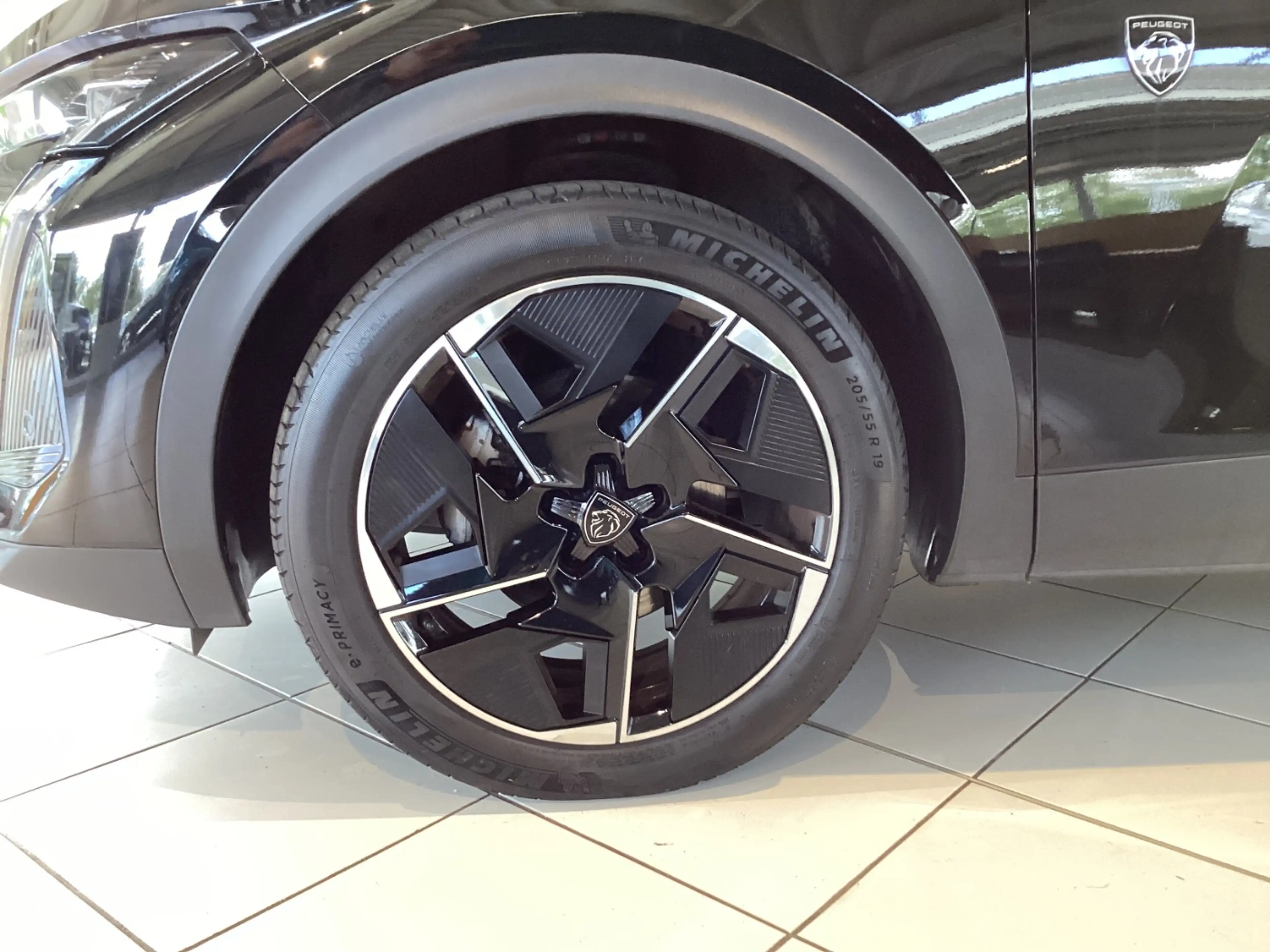 Peugeot 408 1.2 PureTech 130 GT Kamera+SHZ+LED+Navi+LM — photo 9