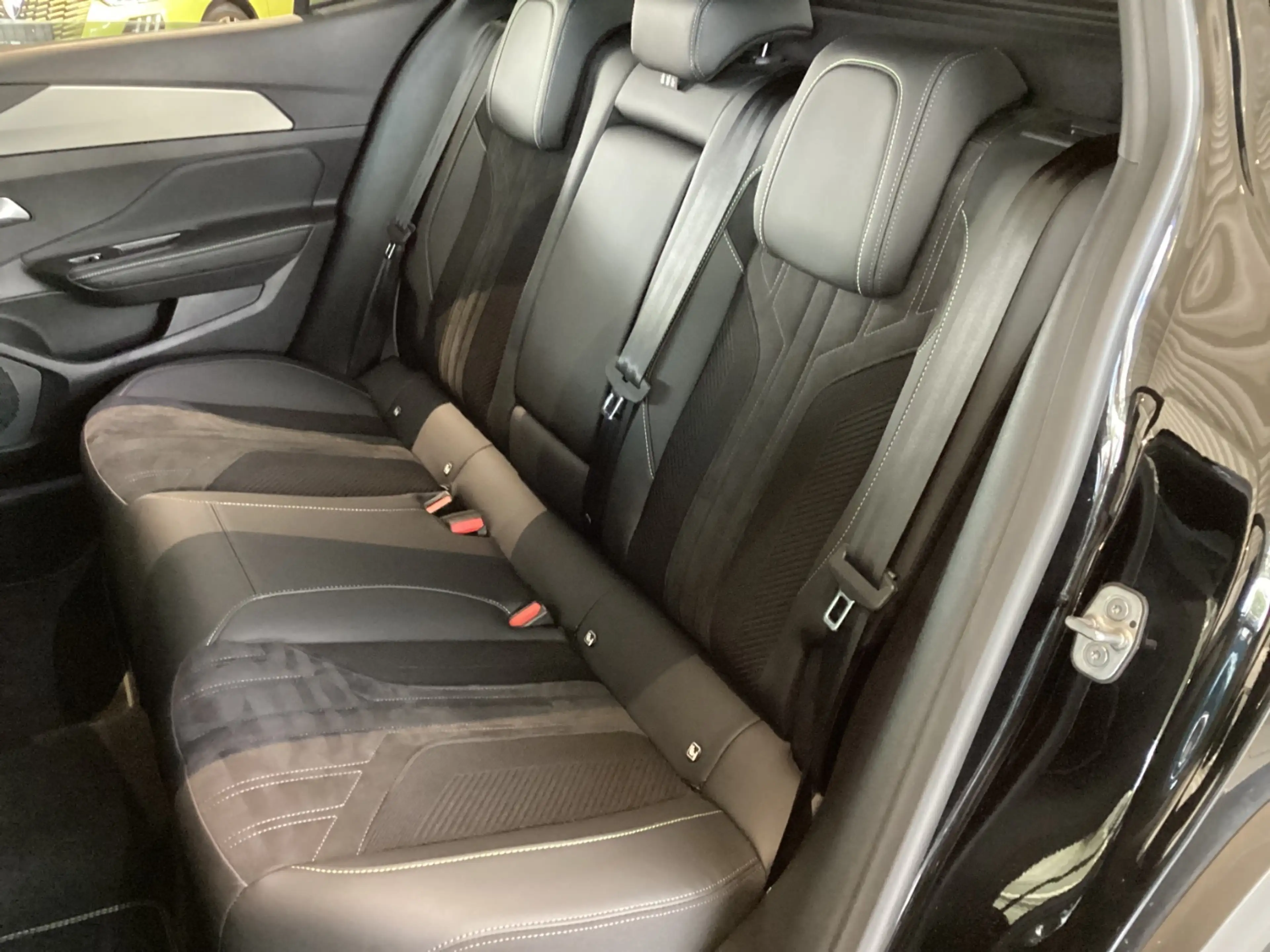 Peugeot 408 1.2 PureTech 130 GT Kamera+SHZ+LED+Navi+LM — photo 10