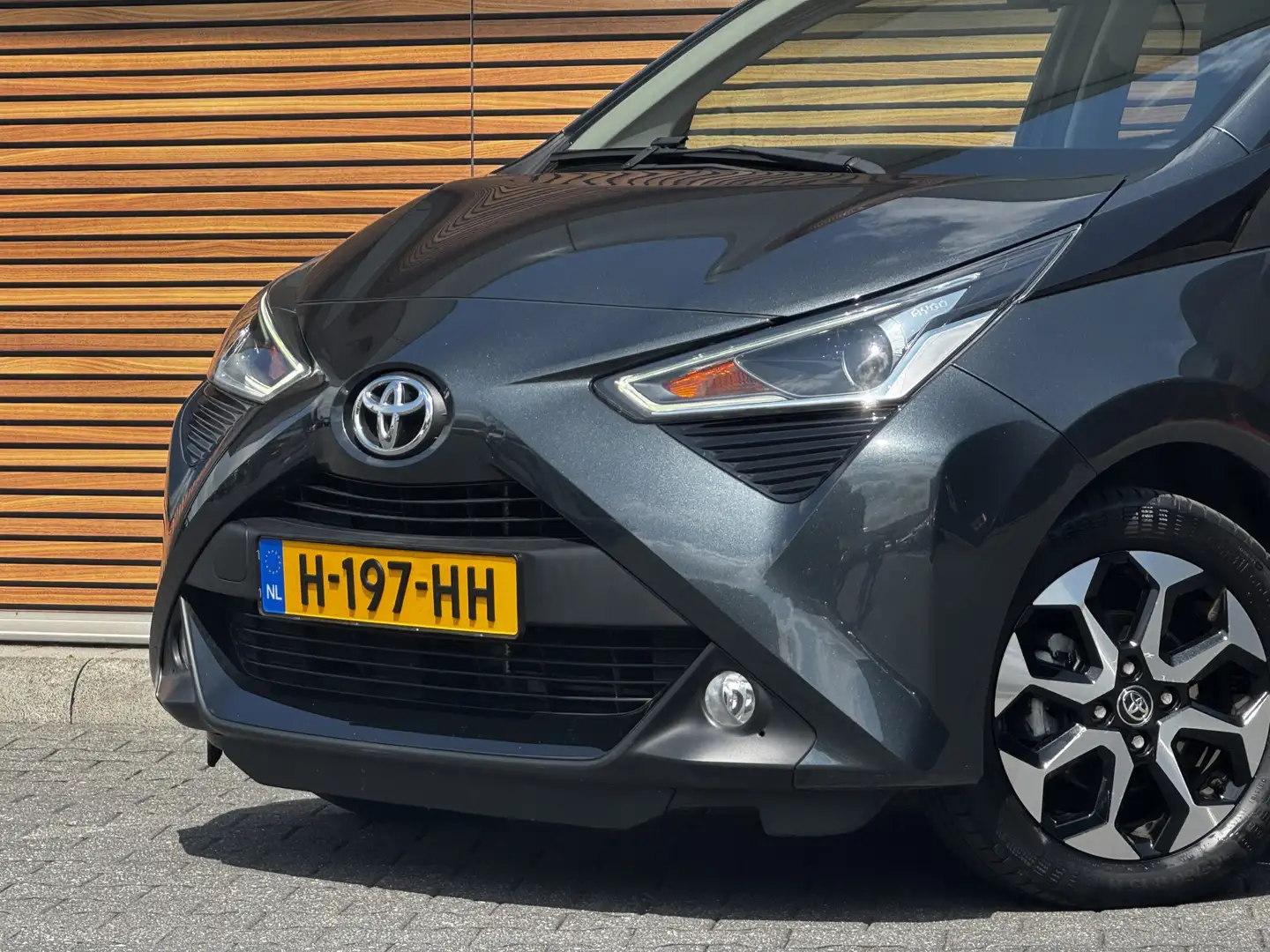 Toyota Aygo 1.0 VVT-i x-joy Camera / Clima / Lm velgen Grijs - 2