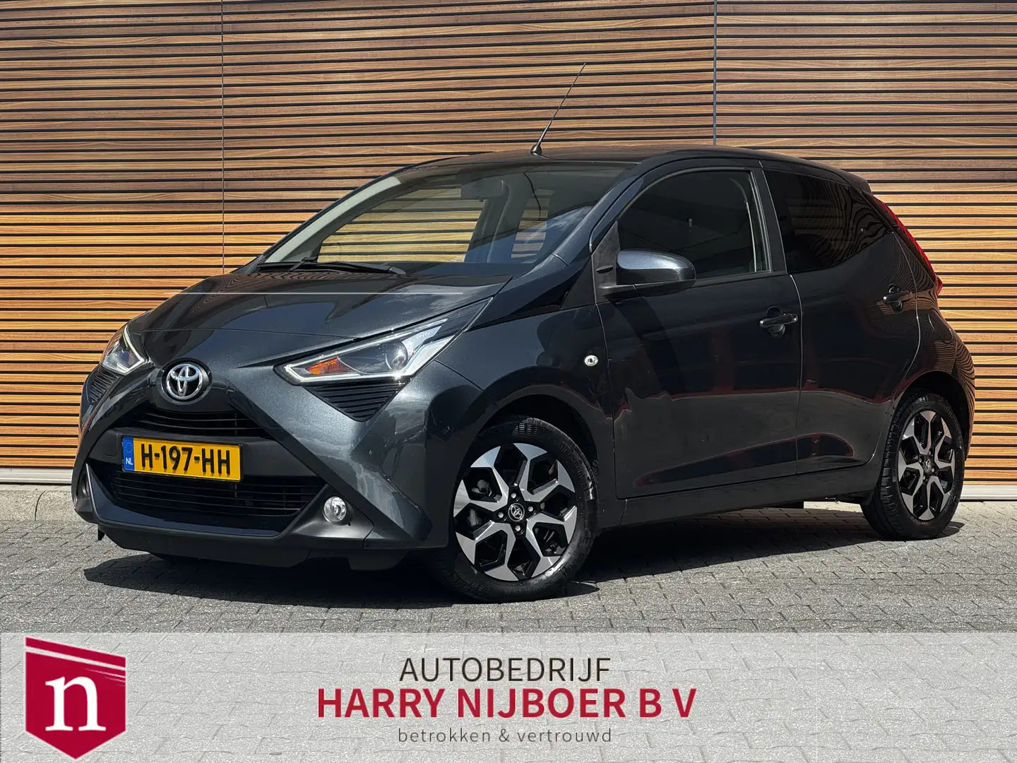 Toyota Aygo 1.0 VVT-i x-joy Camera / Clima / Lm velgen Grijs - 1