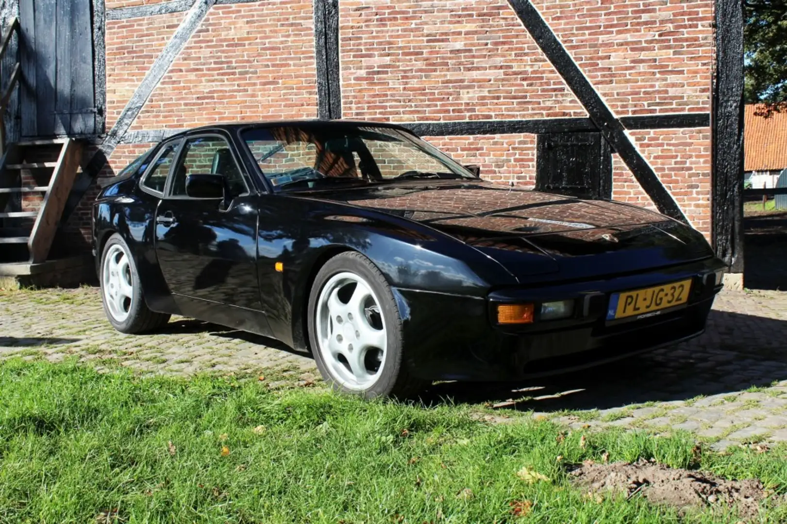 Porsche 944 8 x 944 in stock! Zwart - 1