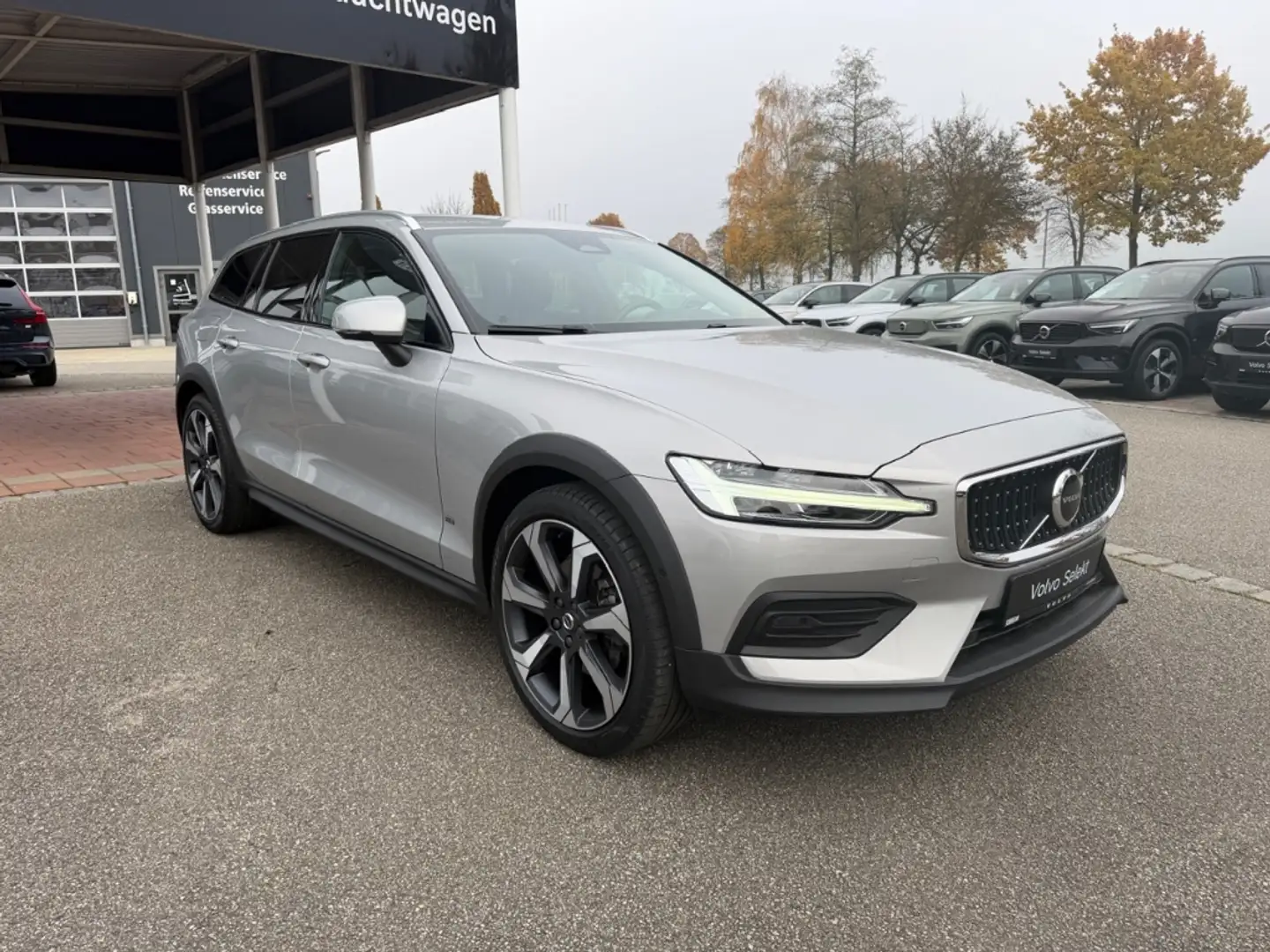 Volvo V60 Cross Country Cross Country Plus AWD B4 Diesel EU6d StandHZG Dig Silber - 2
