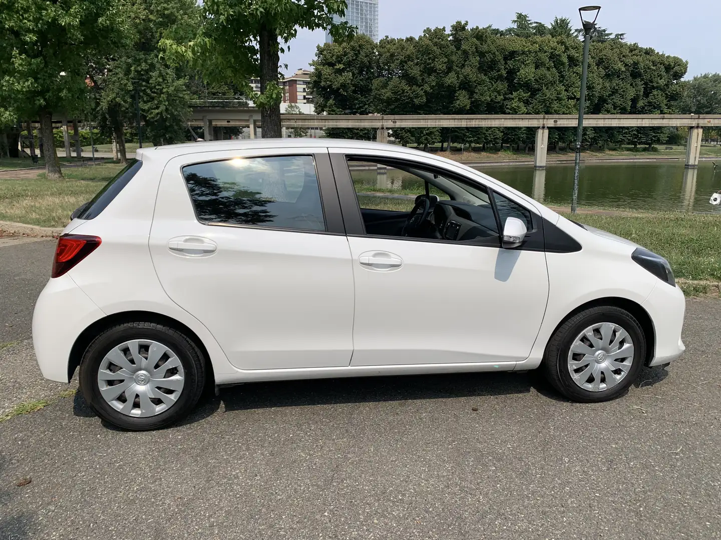 Toyota Yaris Yaris III 2015 5p 1.5h Active Bianco - 2