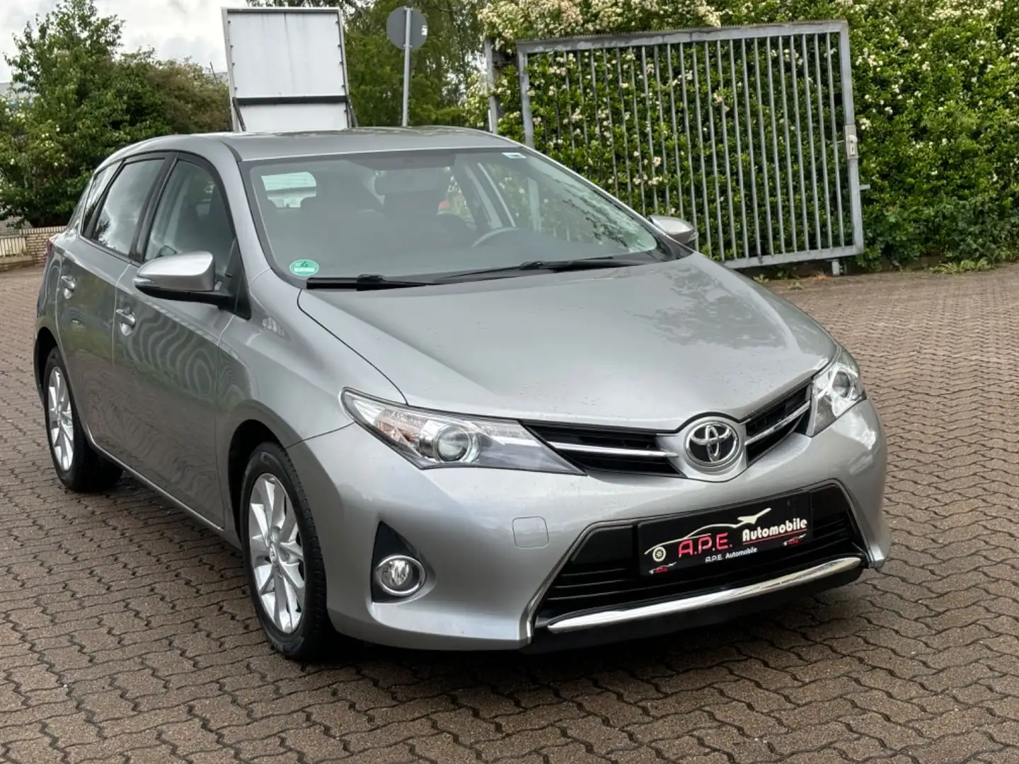 Toyota Auris Life+ 1 Hand 12.000km TÜV NEU GARANTIE Gümüş rengi - 1