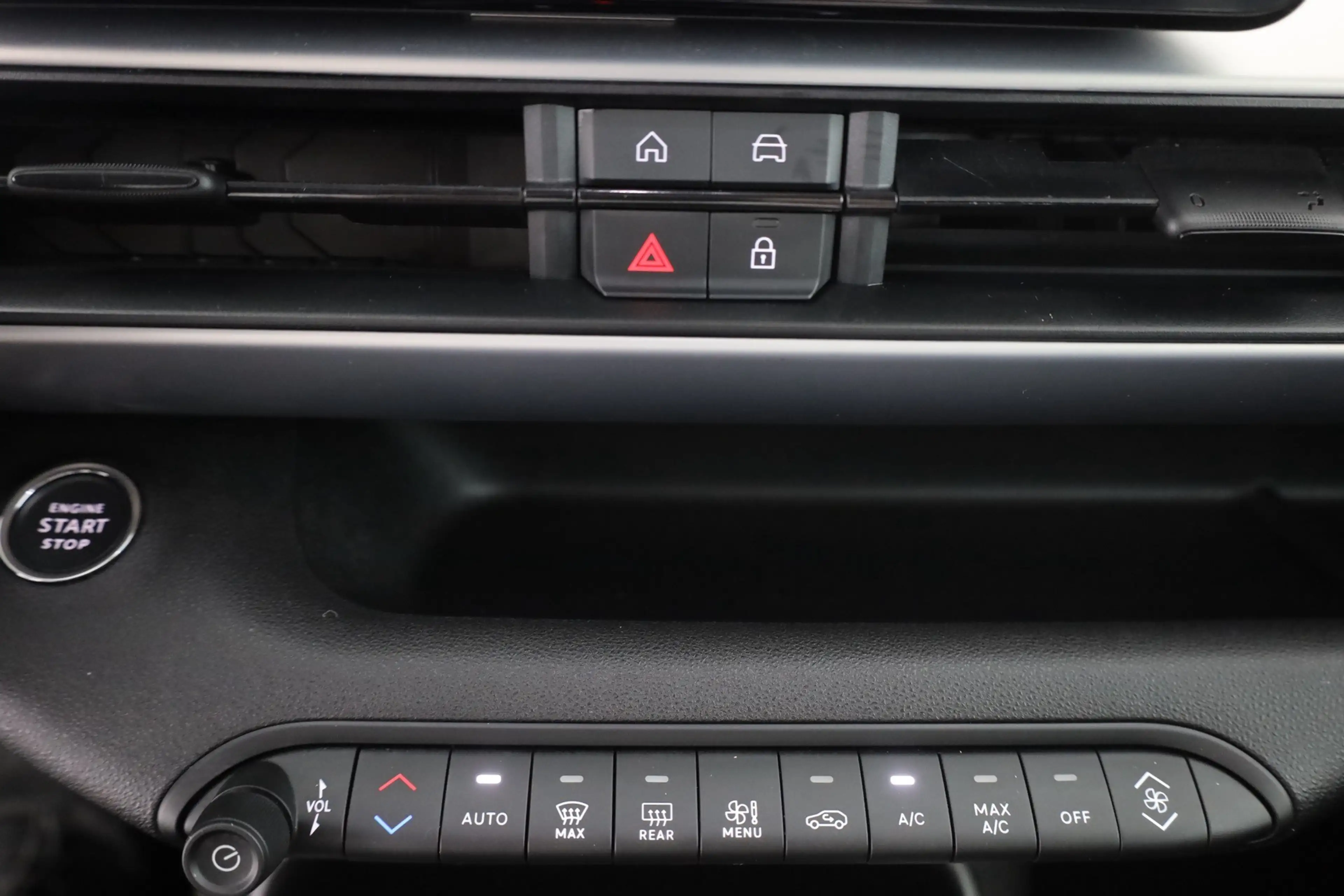 Jeep Avenger 54kWh Elektro Summit Aut. LED ACC Kamera — photo 12