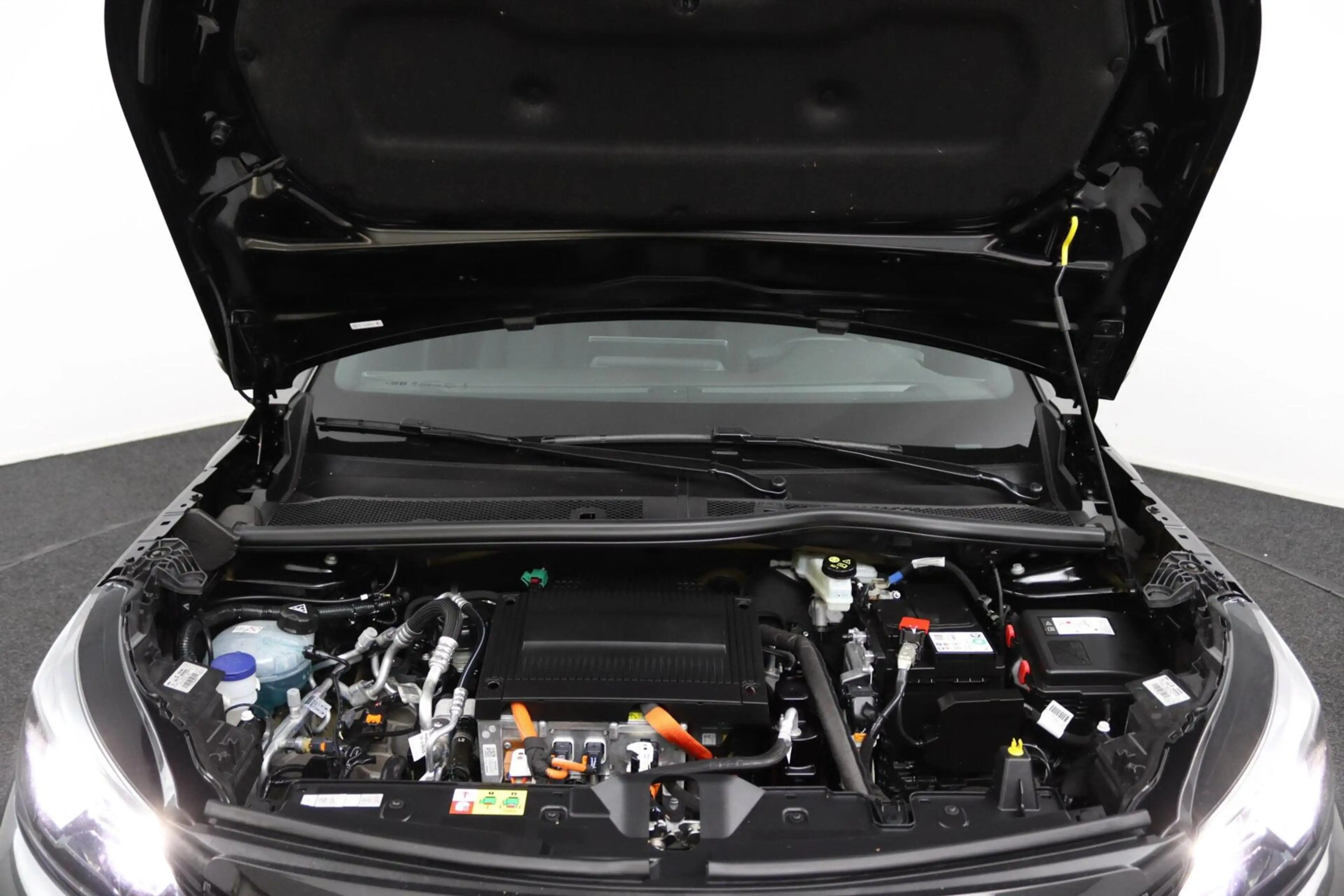 Peugeot e-2008 EV Allure Pack 50 kWh — photo 43