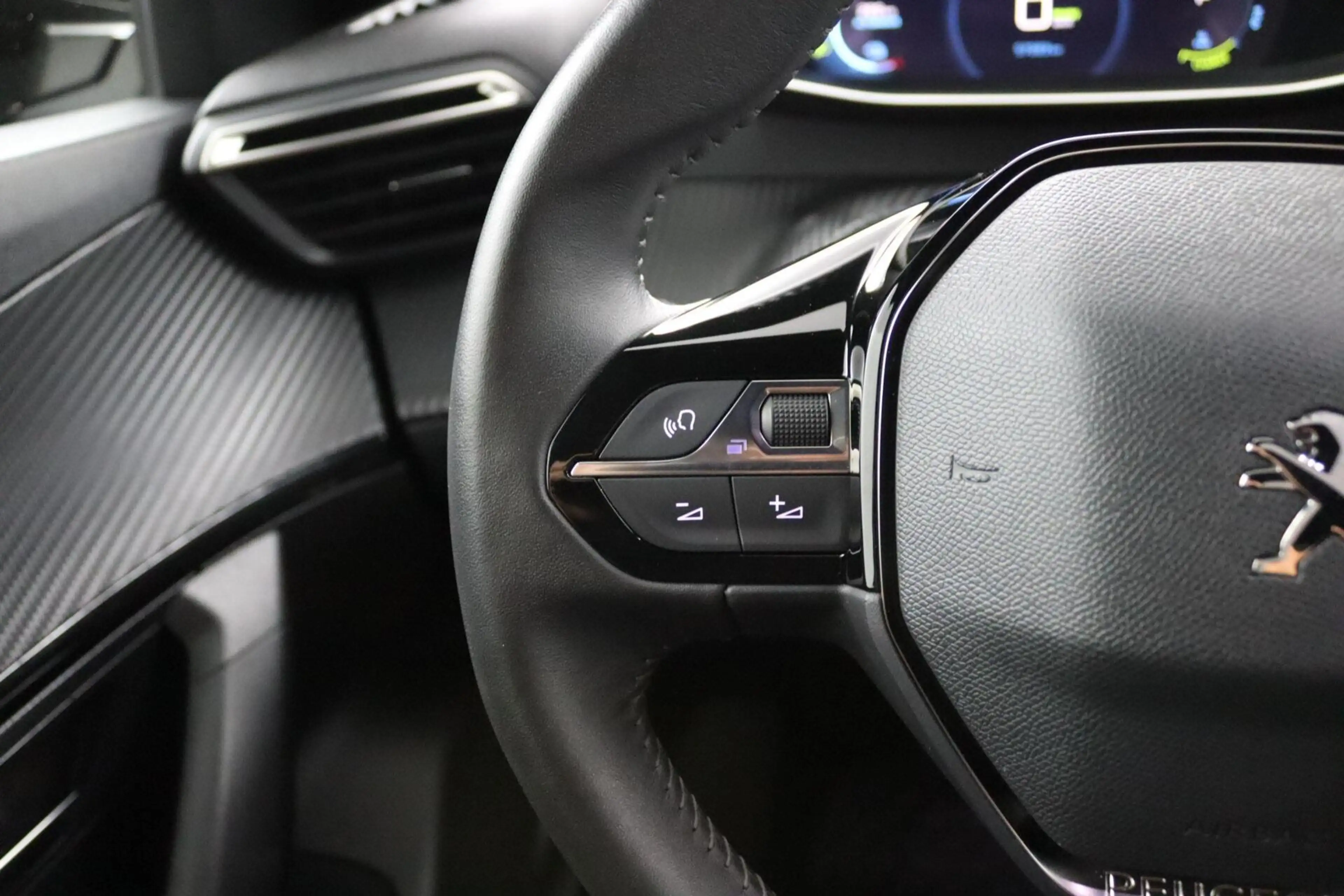 Peugeot e-2008 EV Allure Pack 50 kWh — photo 18